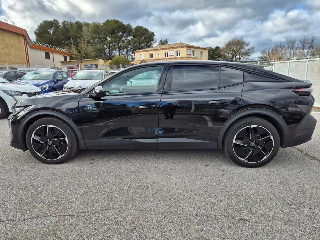 Peugeot 408 Hybrid noir vue de profil côté gauche, avec jantes alliage noires et lignes fluides modernes.