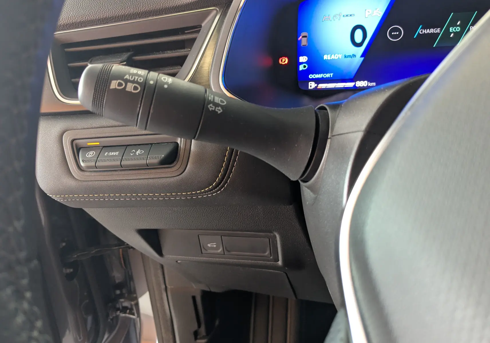 Détail intérieur côté gauche du tableau de bord gris cassiopée de la Renault Symbioz E-Tech Full Hybrid 145 Iconic 2025.