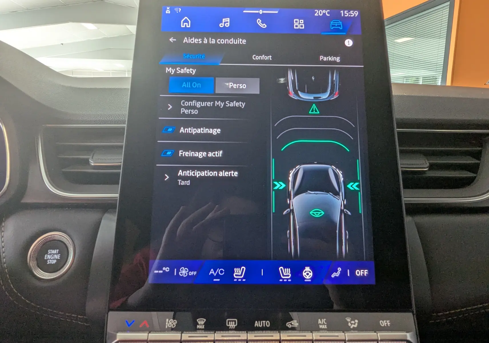 Vue rapprochée de l’écran tactile central du Renault Symbioz E-Tech gris cassiopée, affichant les aides à la conduite.