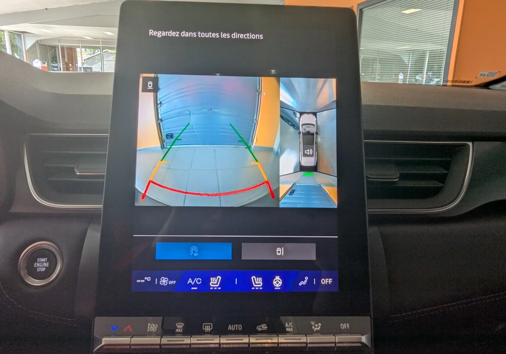 Écran central du Renault Symbioz E-Tech Hybrid 145 Iconic montrant la caméra de recul avec vue 360° intérieure.