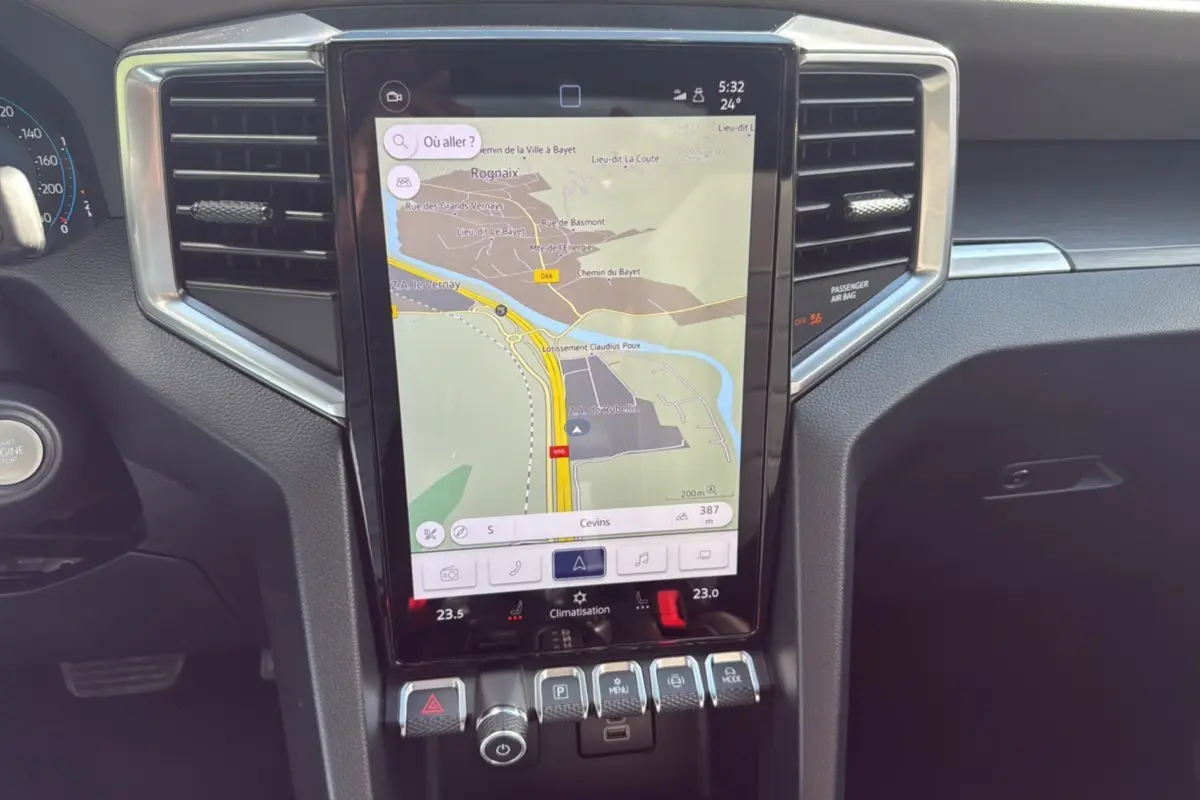 Vue rapprochée de la console centrale du Volkswagen Amarok gris foncé, écran tactile avec navigation GPS et commandes intégrées.
