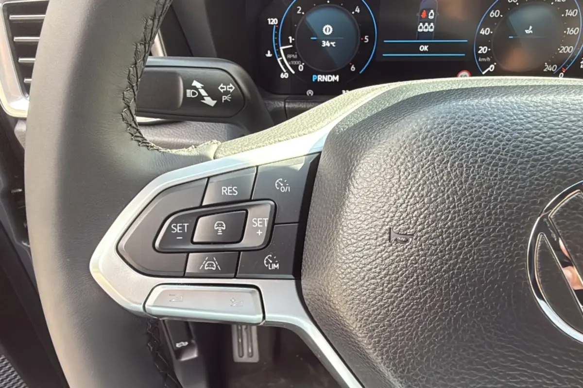 Gros plan sur le volant cuir multifonctions du Volkswagen Amarok 2026 avec commandes de régulateur et affichage digital.