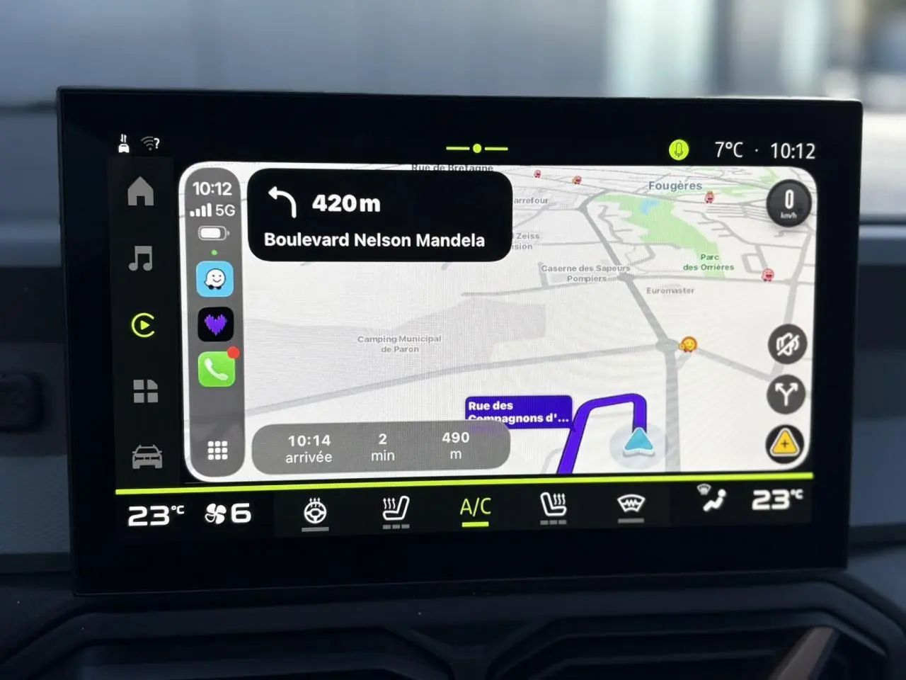 Écran tactile 10,1" du système de navigation connecté du Dacia Bigster, affichant un itinéraire et commandes climatisation.