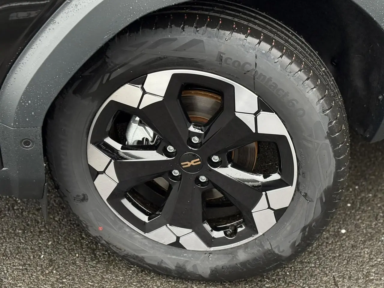 Gros plan sur la jante alliage 18'' bicolore noire et argent du Dacia Bigster Noir Nacré, avec pneu Continental EcoContact 6.0.