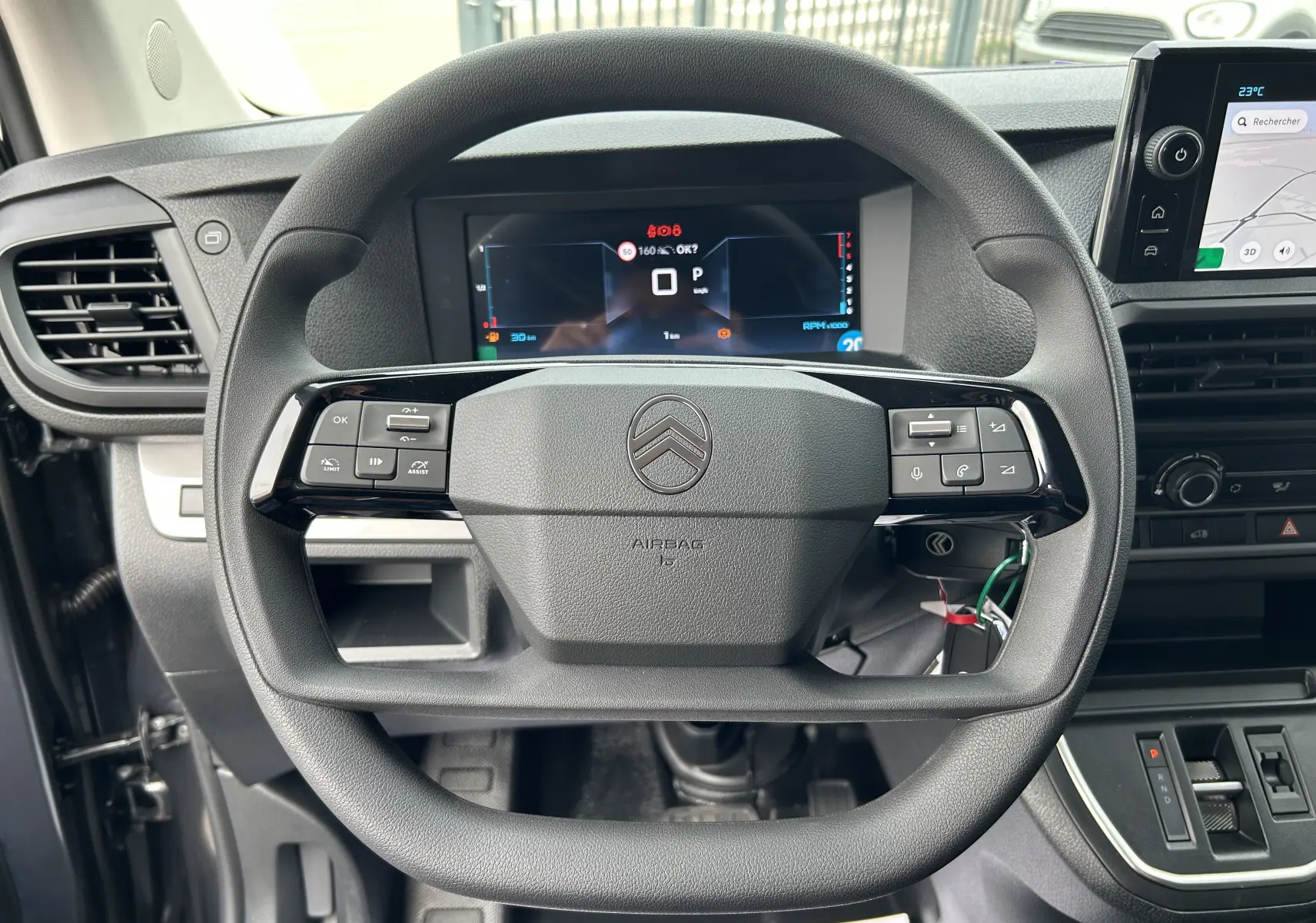 Vue rapprochée du volant multifonction noir du Citroën Jumpy Fourgon 2025 avec tableau de bord numérique et écran tactile.