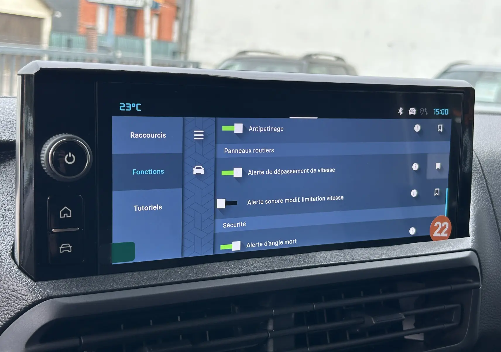 Écran tactile central du tableau de bord du Citroën Jumpy Fourgon gris acier, affichant les réglages d'aide à la conduite.