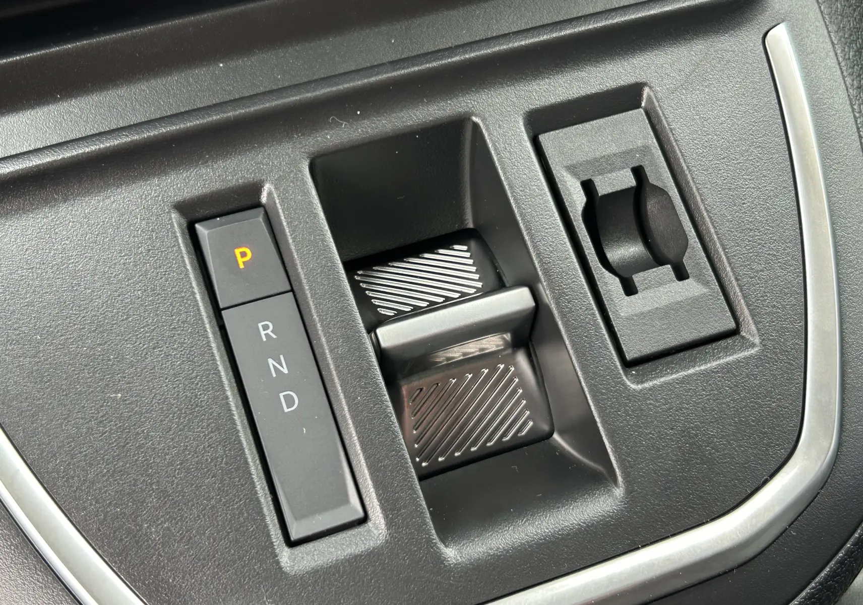 Gros plan sur la commande de boîte automatique avec sélecteur P, R, N, D du Citroën Jumpy Fourgon 2025 gris acier.