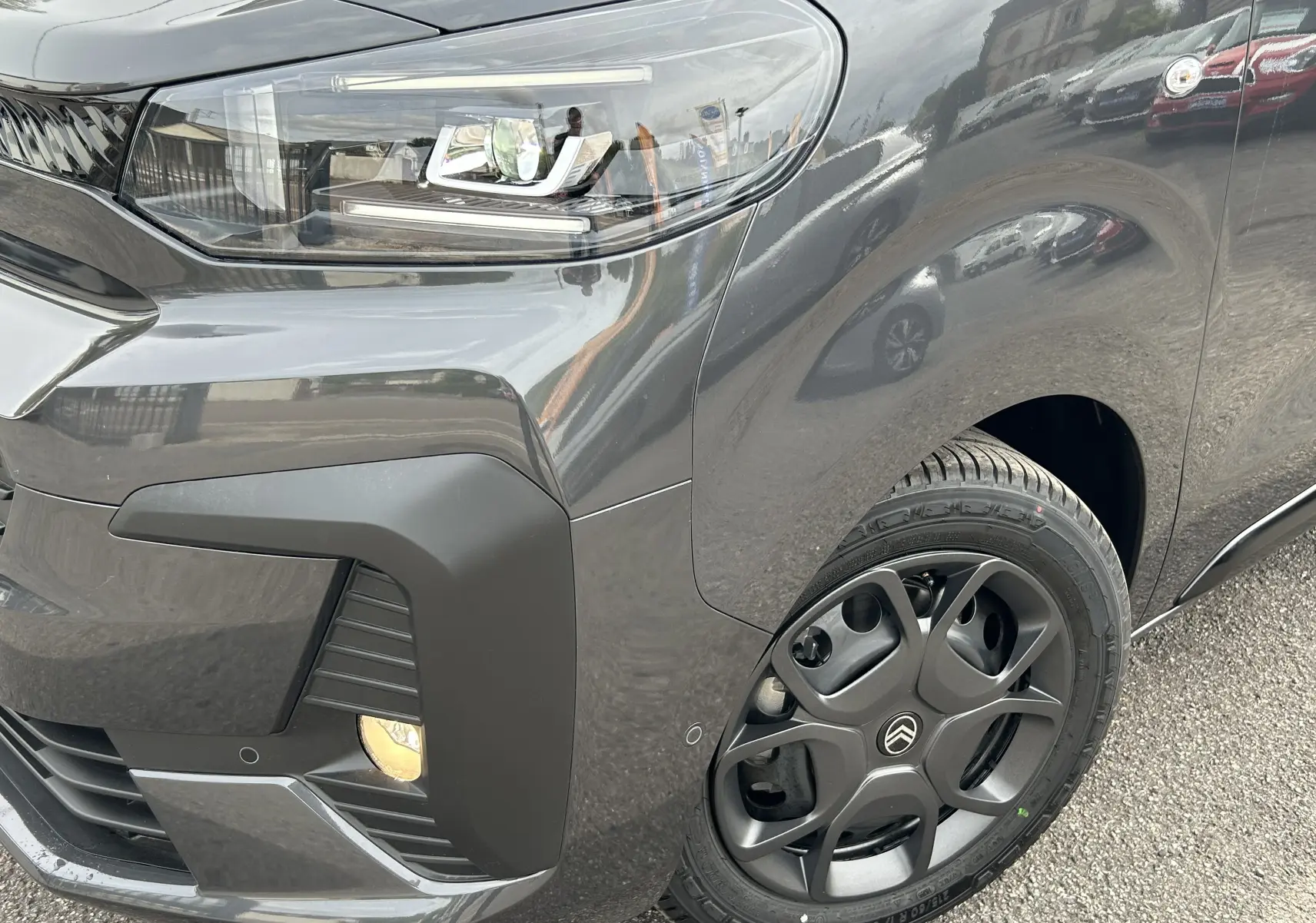 Gros plan sur l'avant droit gris acier du Citroën Jumpy Fourgon 2025, avec phare LED et jante noire au design moderne.