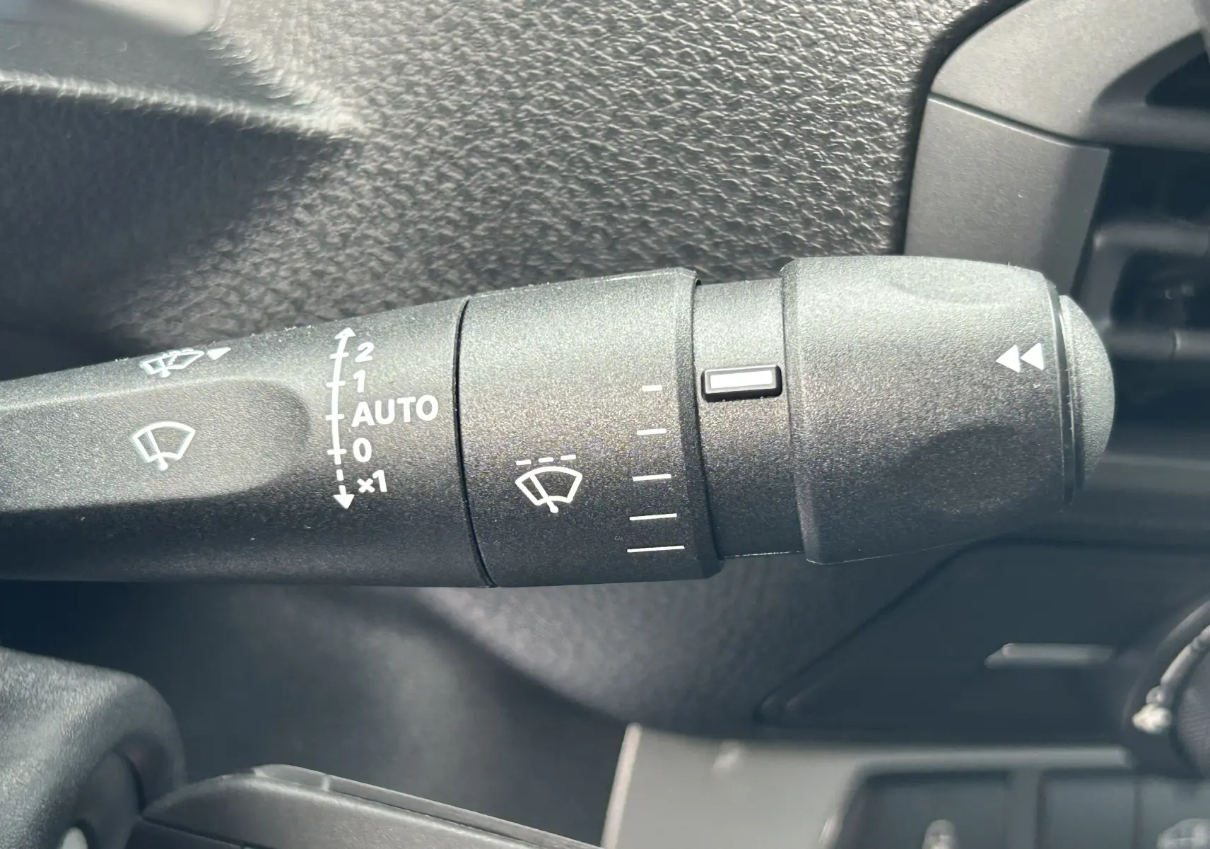 Gros plan sur la commande d’essuie-glace du Citroën Jumpy Fourgon gris acier, avec réglage automatique visible.