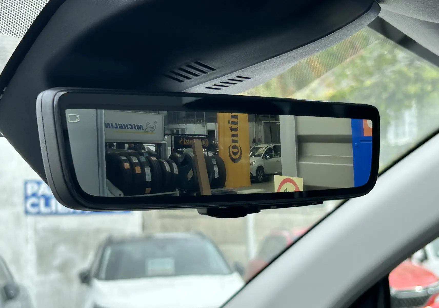 Rétroviseur intérieur numérique du Citroën Jumpy Fourgon 2025, affichant une vue arrière claire en intérieur d'atelier.