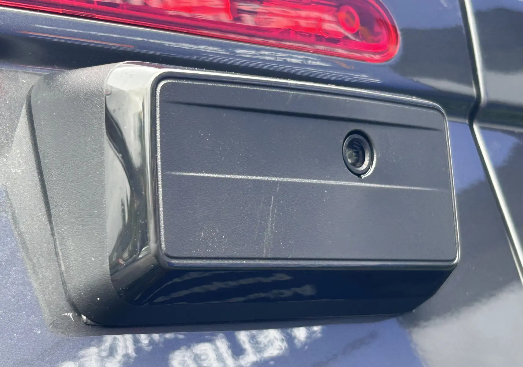 Gros plan sur la caméra de recul noire intégrée à l'arrière gris acier du Citroën Jumpy Fourgon 2025.