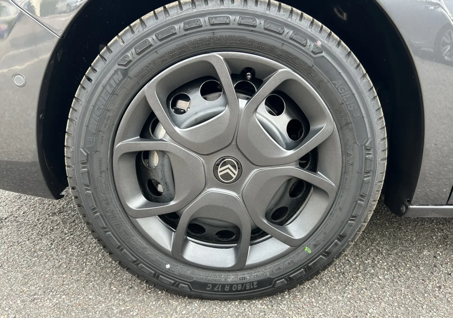 Gros plan sur la roue avant droite gris acier du Citroën Jumpy Fourgon Ph.2 avec jante spécifique et logo central Citroën.