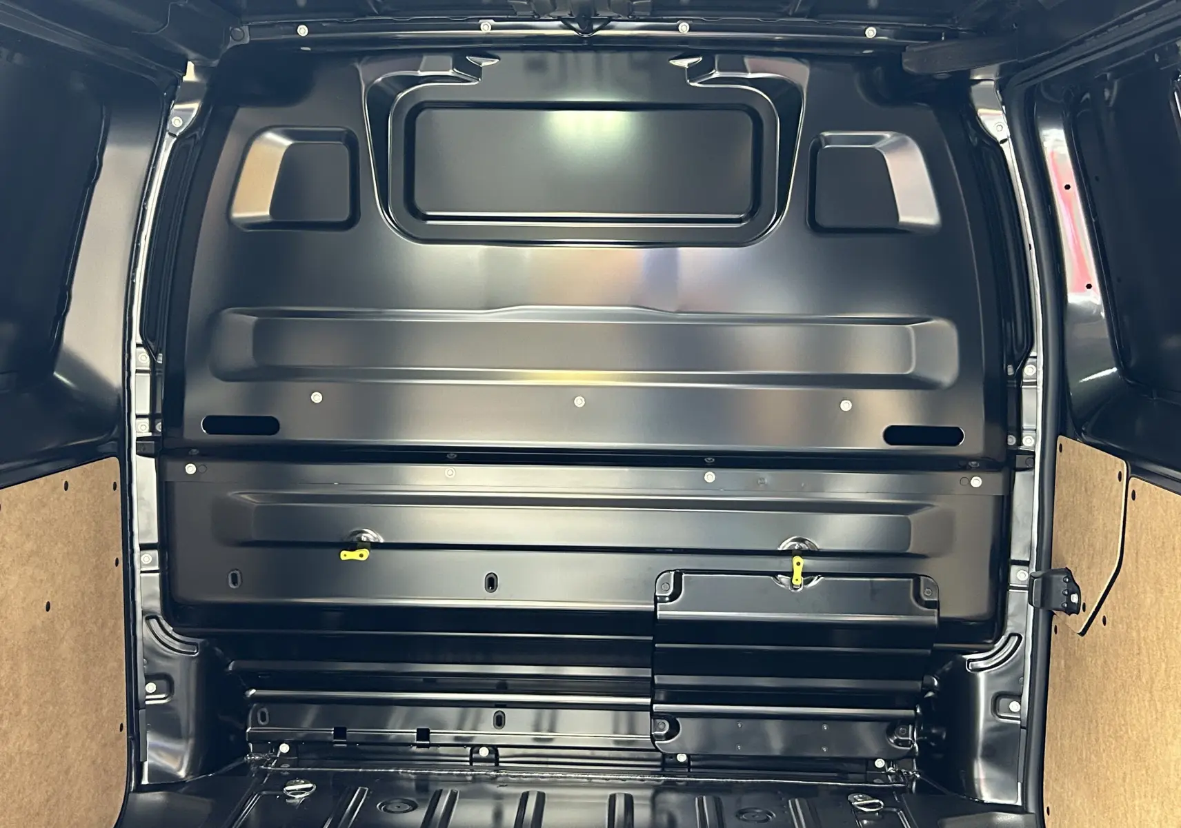 Intérieur du fourgon Citroën Jumpy Ph.2 M gris acier, vue arrière montrant la cloison métallique et le plancher nu.