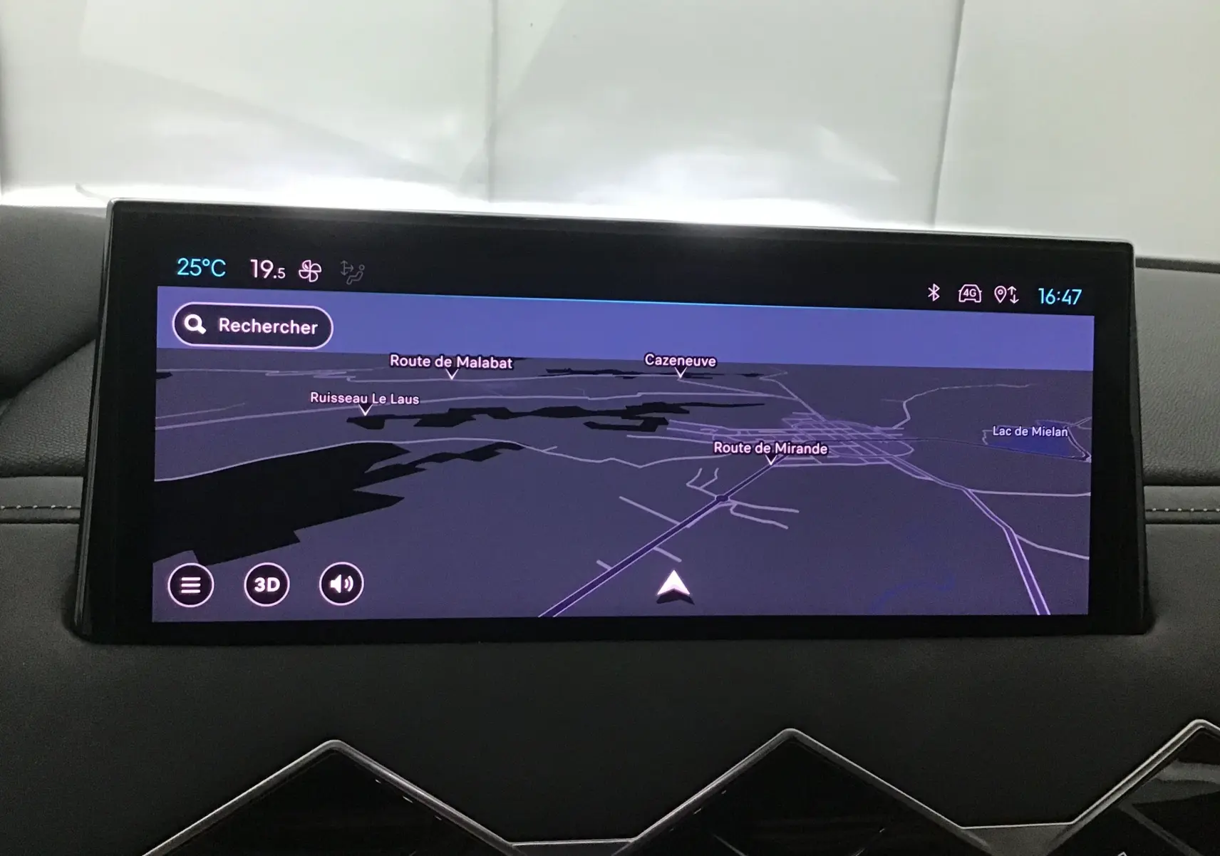 Écran tactile central du DS3 Crossback gris platinium 2024 affichant la navigation avec carte en mode nuit.