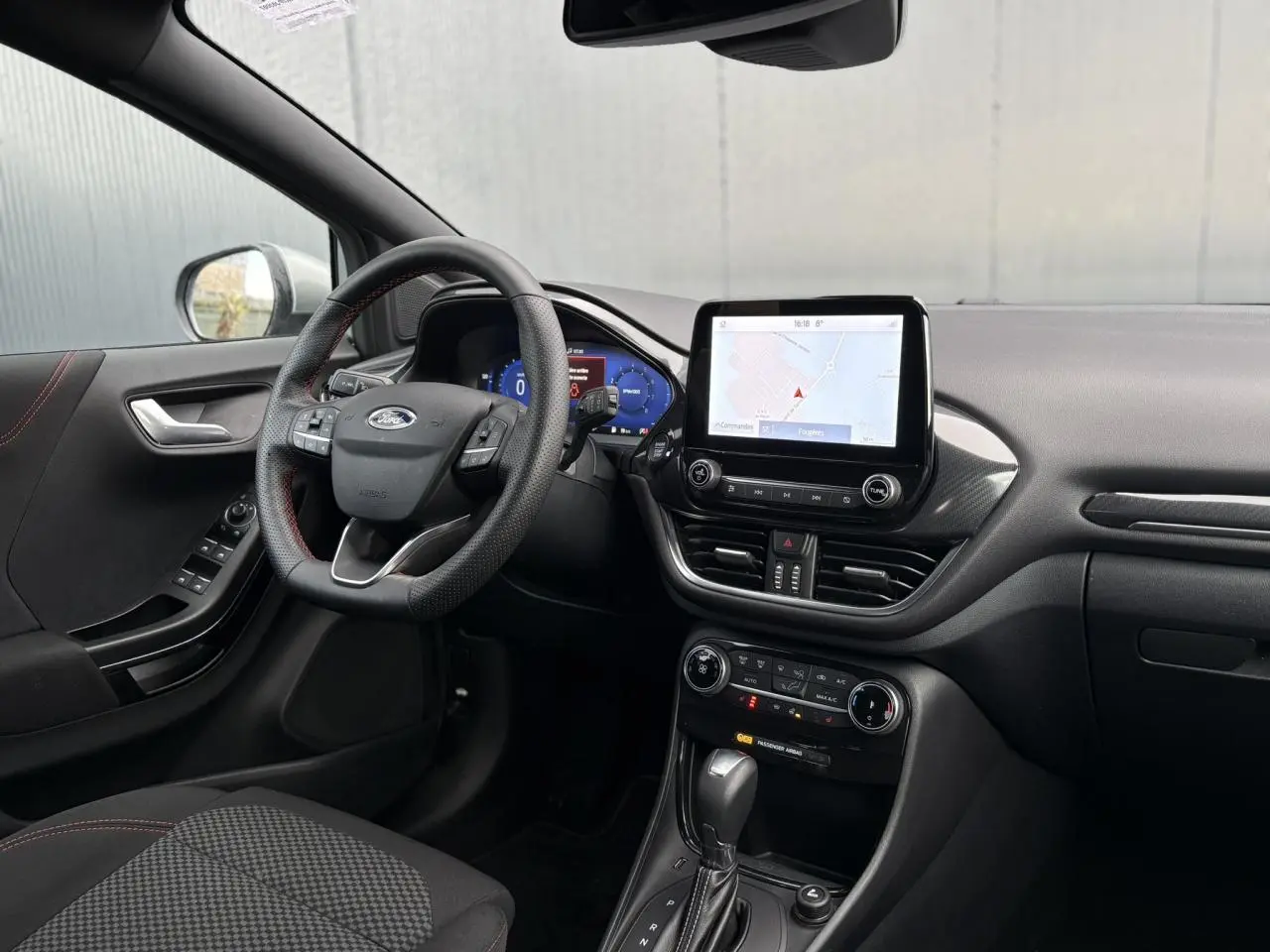 Vue intérieure côté conducteur du Ford Puma 2024 avec tableau de bord numérique et écran tactile GPS.