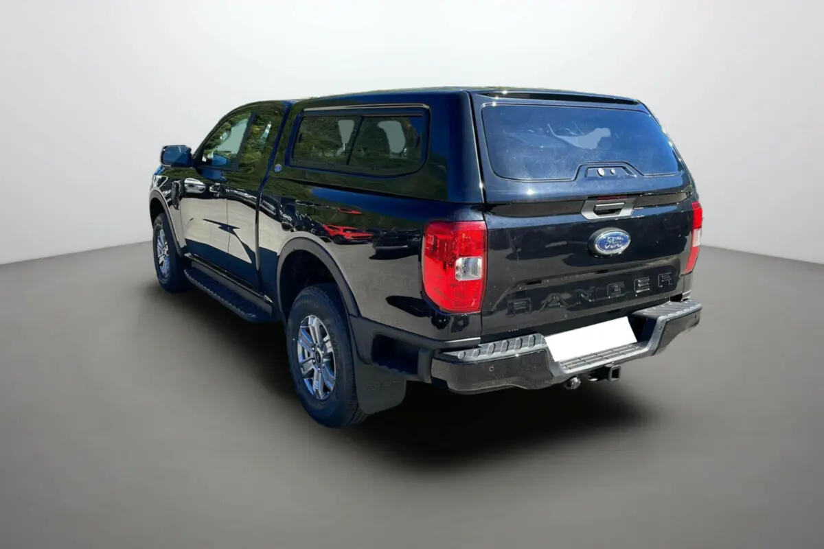 Ford Ranger noir shadow en 3/4 arrière droit avec hard-top vitré et attelage visible