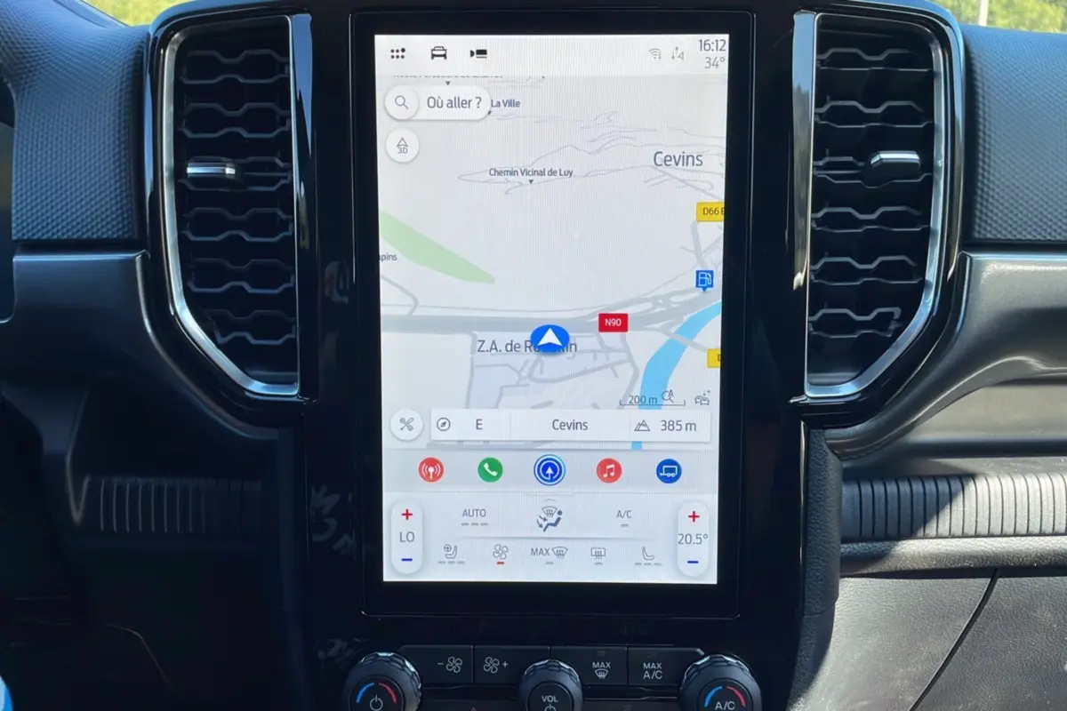Écran tactile central 10 pouces du Ford Ranger 2025 avec navigation GPS affichée en intérieur noir.