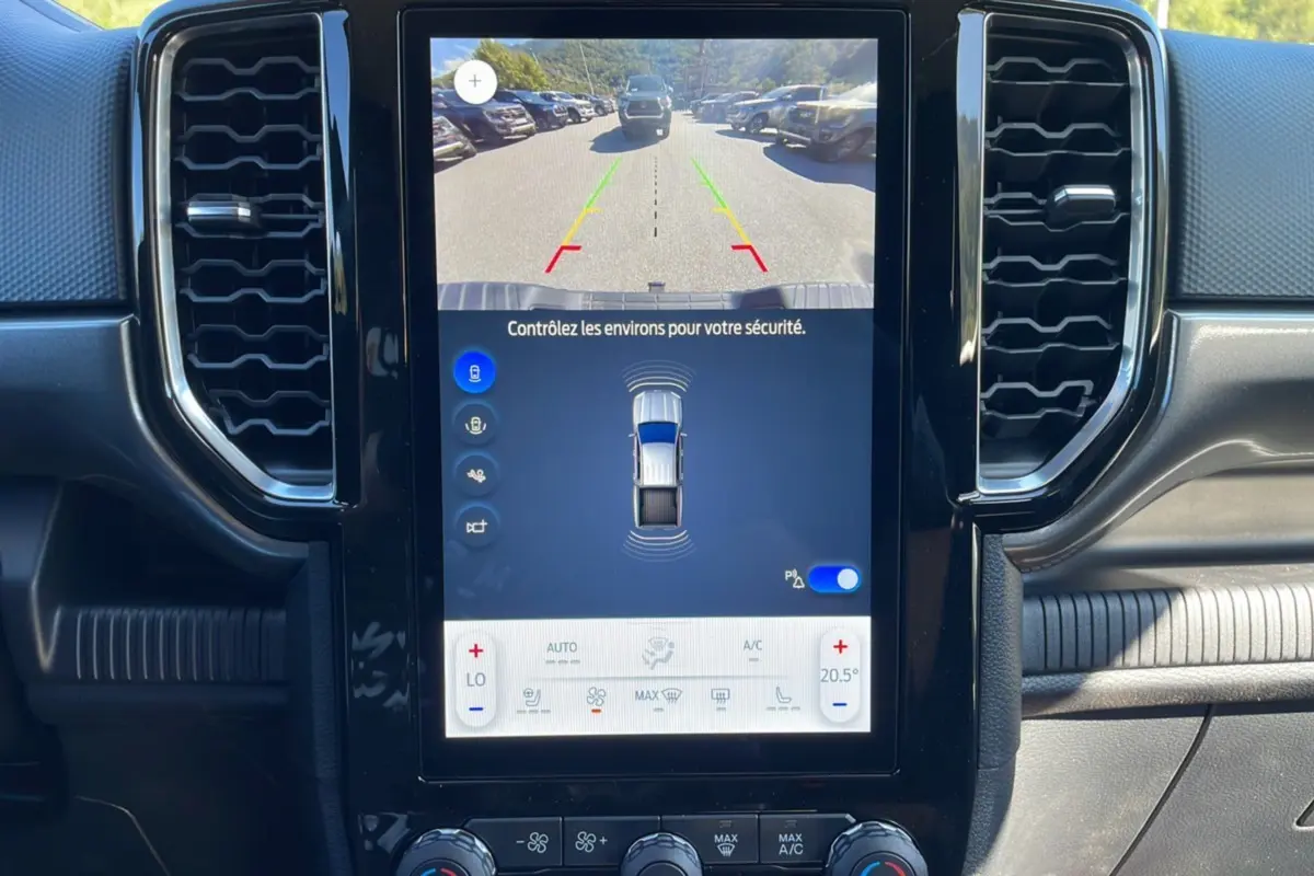 Écran central tactile du Ford Ranger 2025 affichant la caméra de recul et les commandes de climatisation.