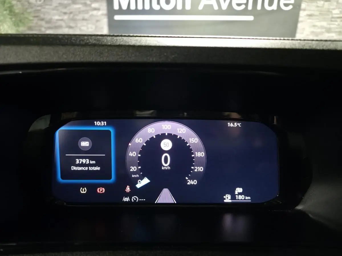 Tableau de bord numérique du Volkswagen Caddy Cargo 2024 affichant la vitesse à 0 km/h et 3793 km au compteur.