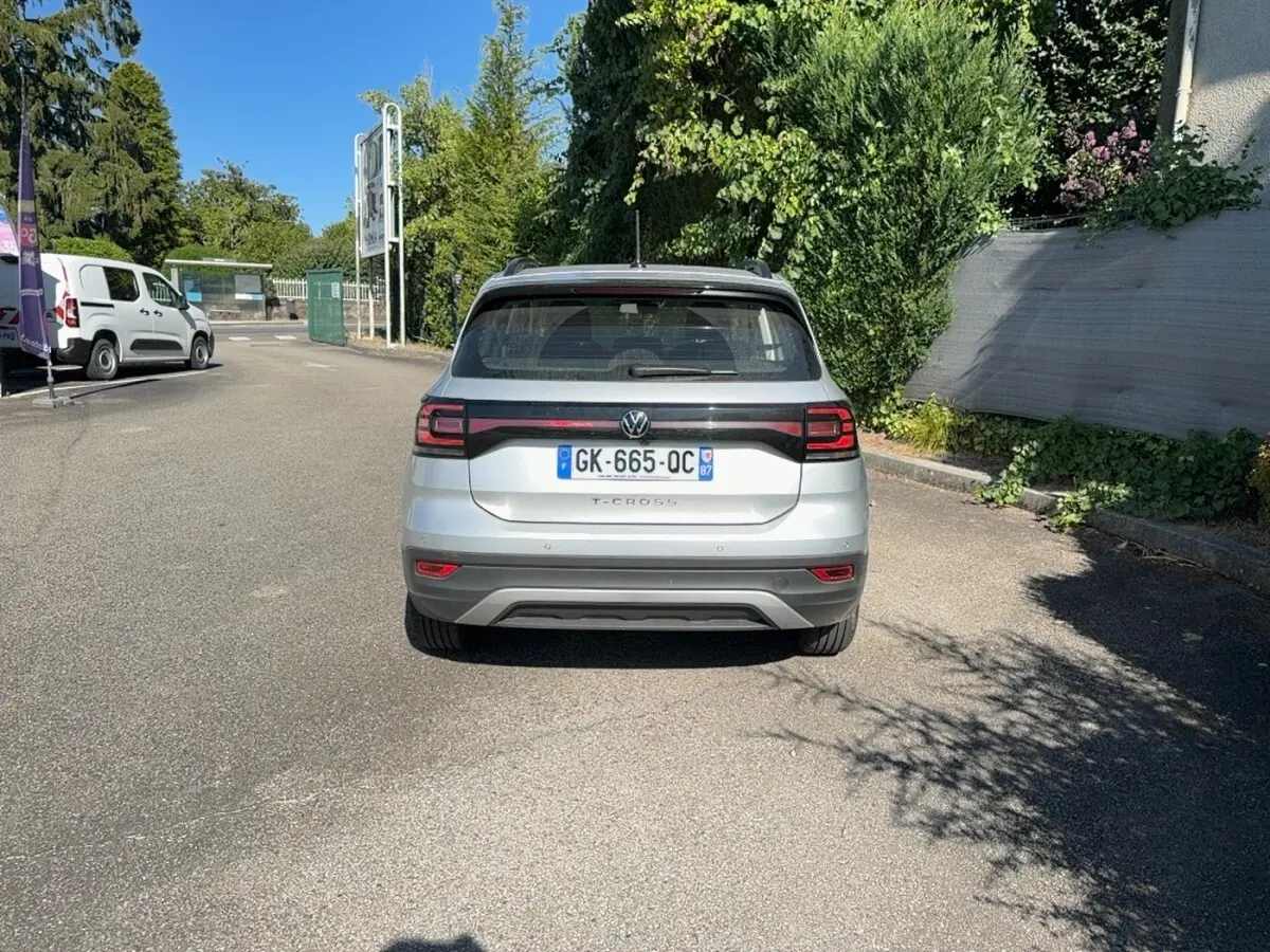 Vue arrière d'un Volkswagen T-Cross gris clair 2022 avec feux arrière LED et plaque d'immatriculation française visible.