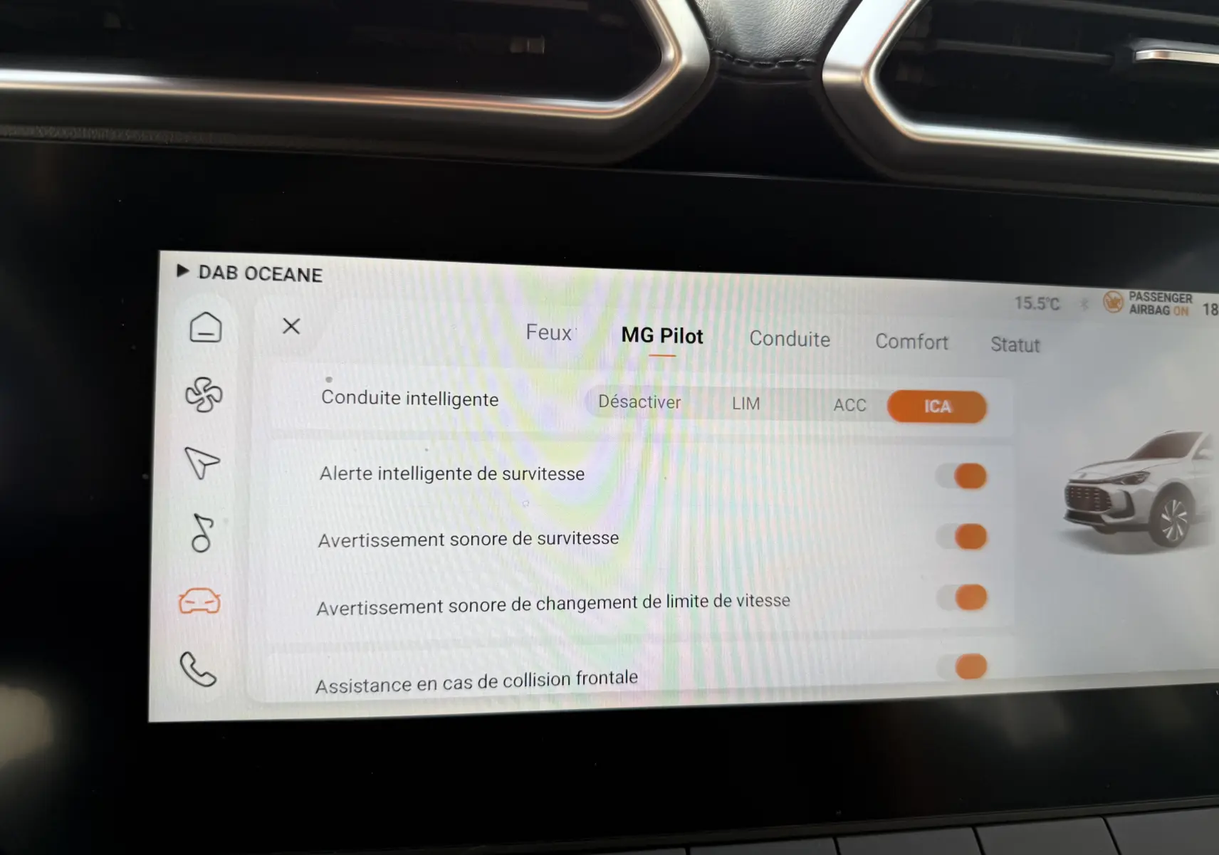 Écran tactile central du MG Motor ZS Hybrid 197 noir, affichant les options d'assistance à la conduite MG Pilot.