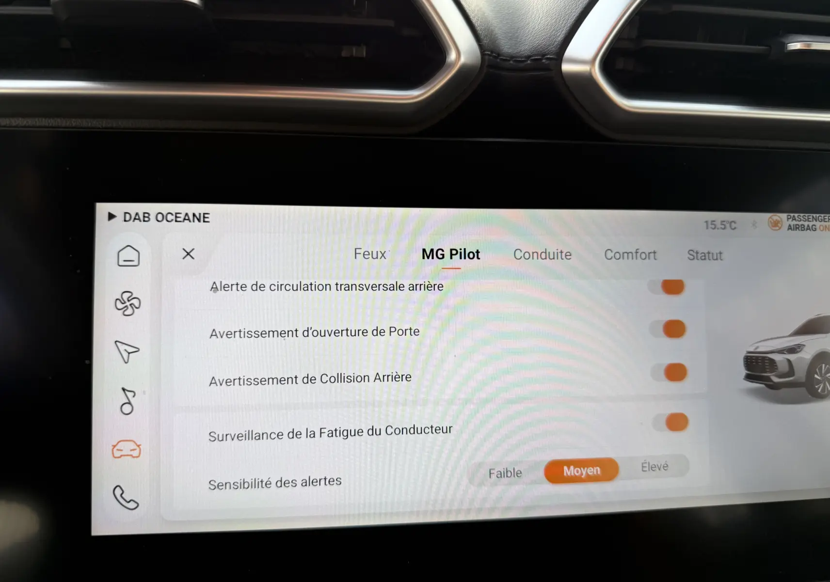 Écran tactile intérieur du MG Motor ZS Hybrid 197 2026, affichant les réglages d’alerte MG Pilot en mode moyen.