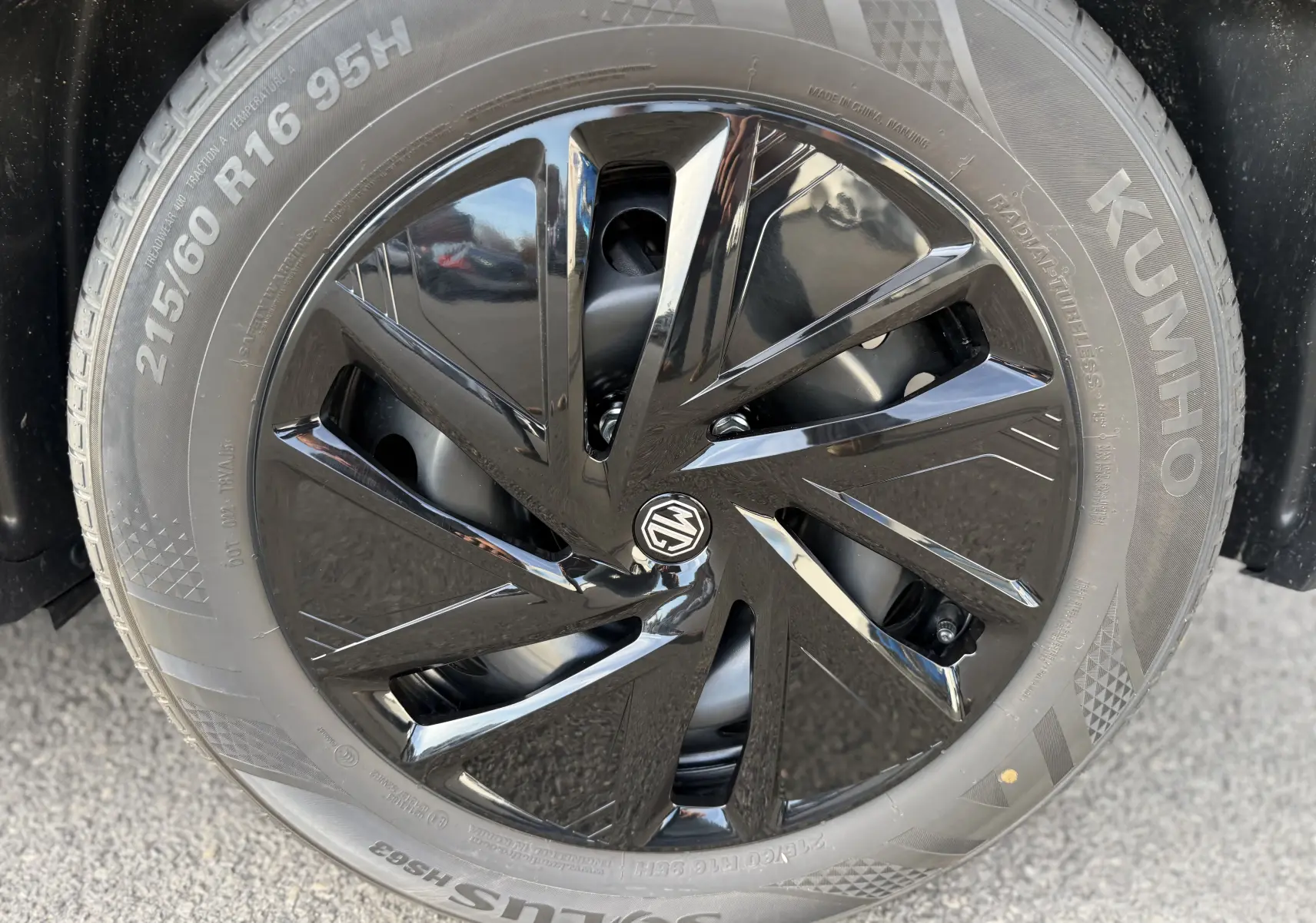 Gros plan sur la jante noire brillante du MG Motor ZS Hybrid 197 Standart 2026 avec logo MG au centre.