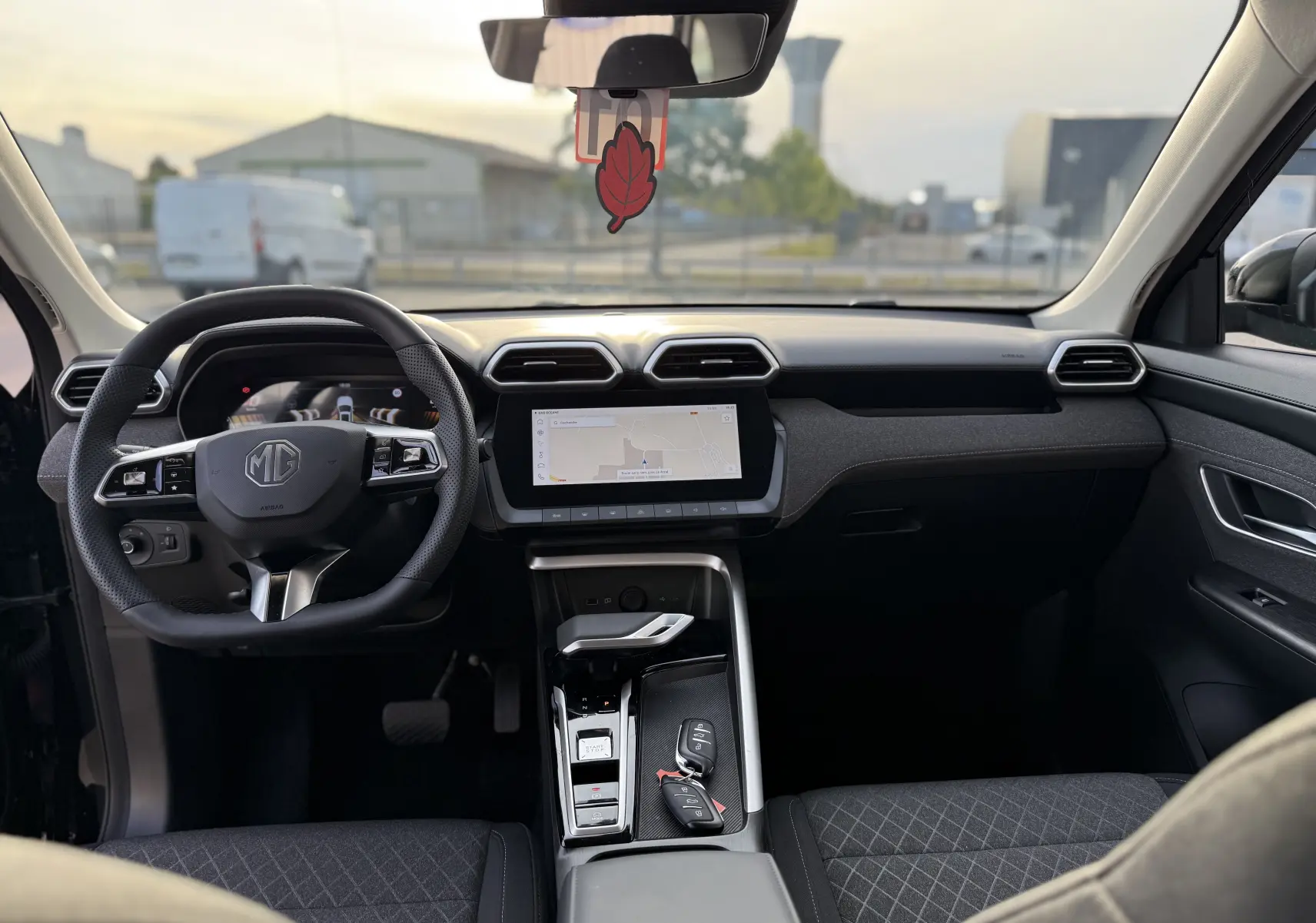 Vue intérieure avant du MG Motor ZS Hybrid 197 Standard noir 2026, avec tableau de bord numérique et écran tactile central.