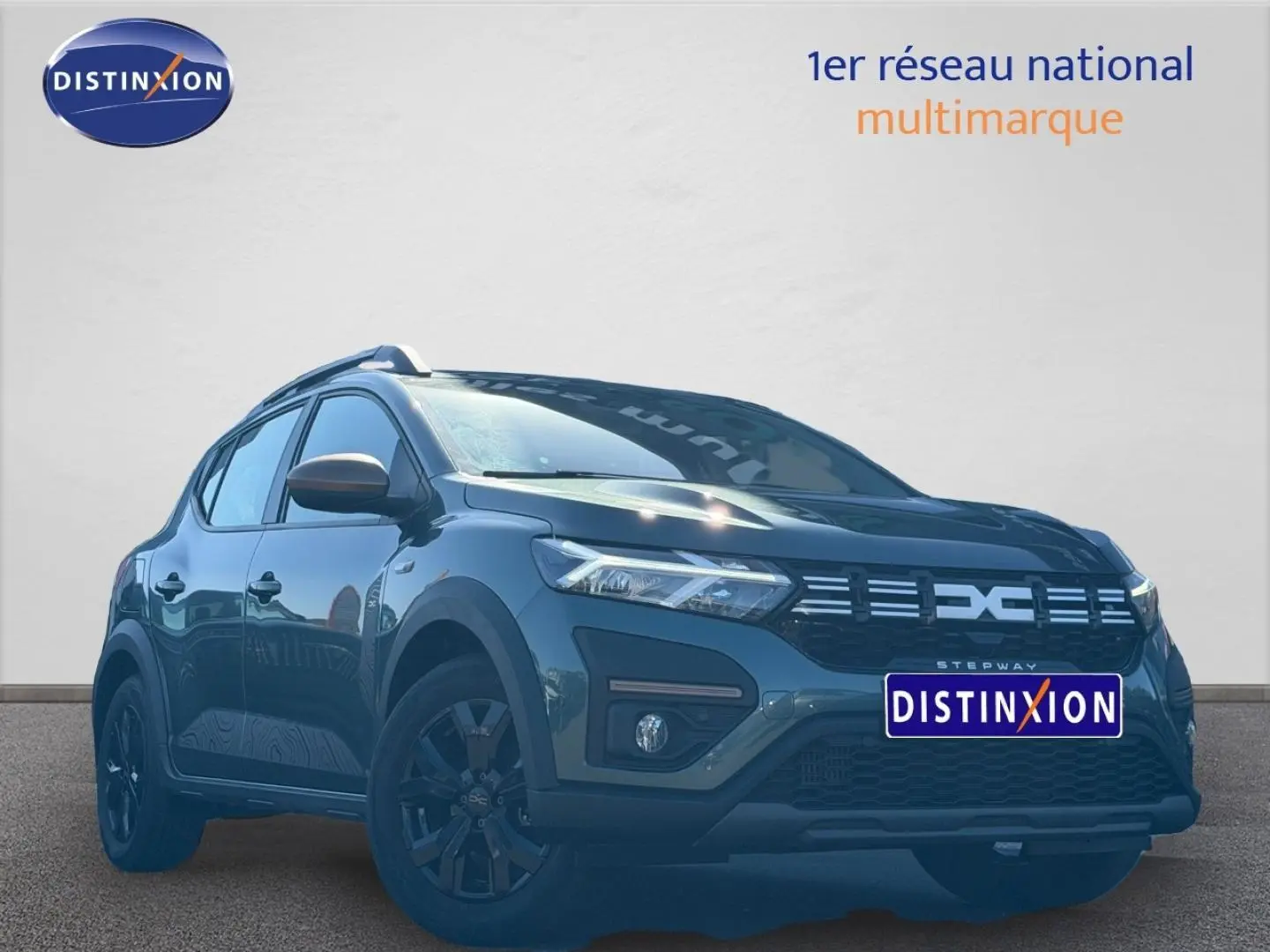 Dacia Sandero Stepway 2025 vert cèdre métallisé vue 3/4 avant avec jantes noires et barres de toit.