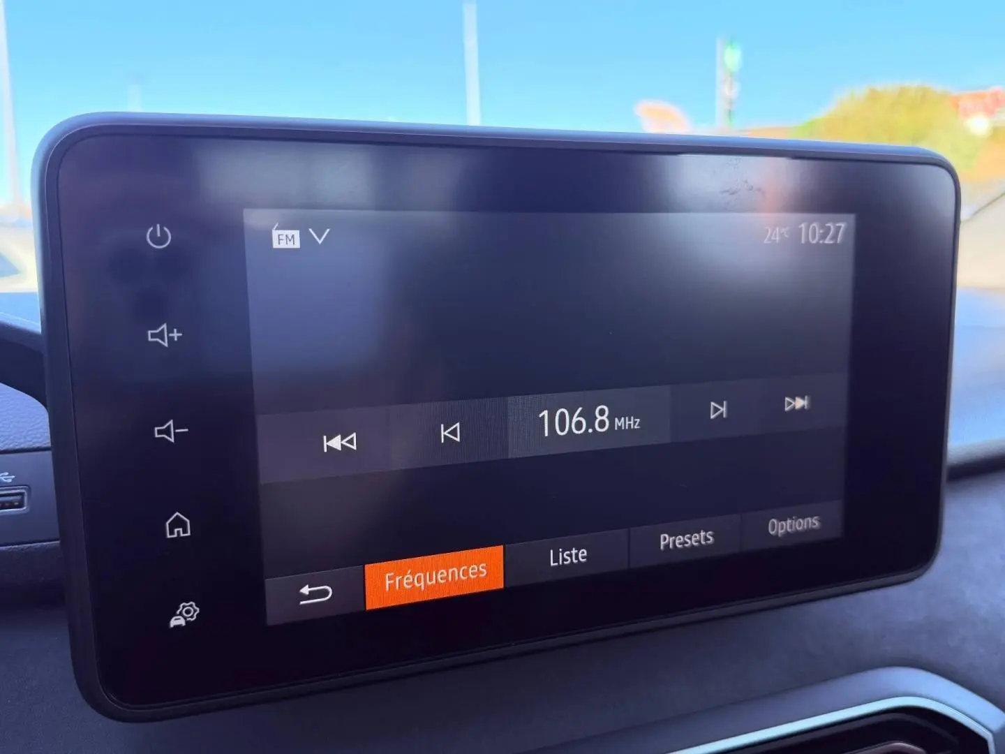 Écran tactile central de la Dacia Sandero 2025 affichant la radio FM à 106,8 MHz en intérieur véhicule.