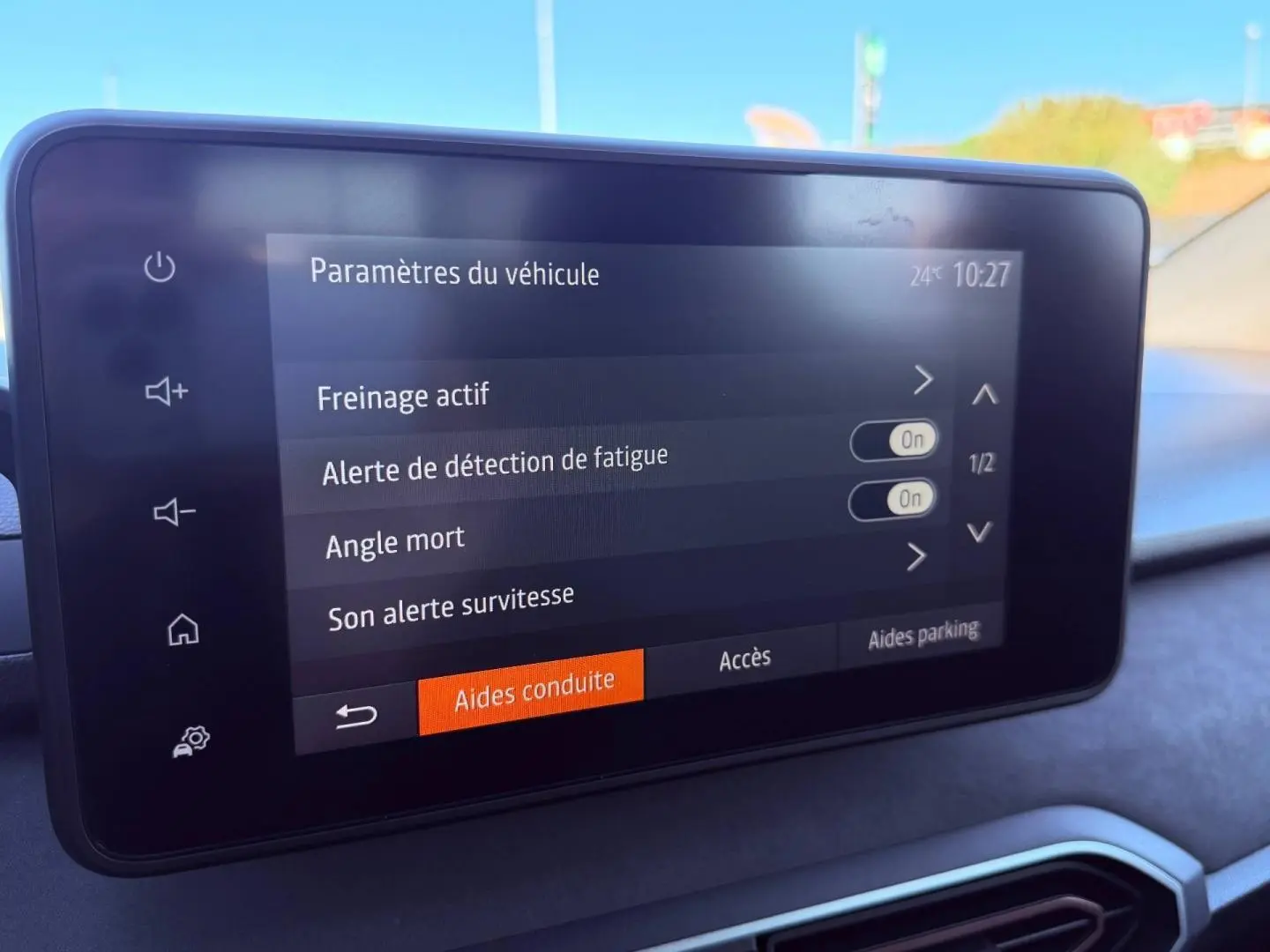 Écran tactile du tableau de bord de la Dacia Sandero 2025 affichant les paramètres d’aides à la conduite.