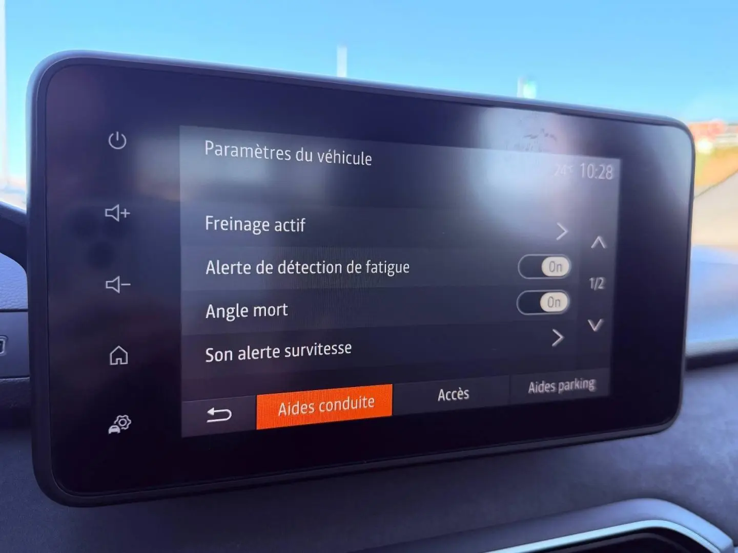 Écran tactile intérieur du Dacia Sandero 2025 affichant les aides à la conduite, vue de face.