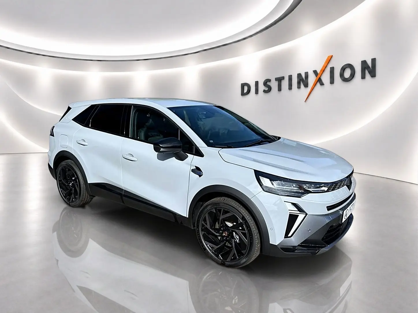 Vue 3/4 avant droite du Renault Symbioz gris rafale avec jantes noires et détails noirs contrastants.