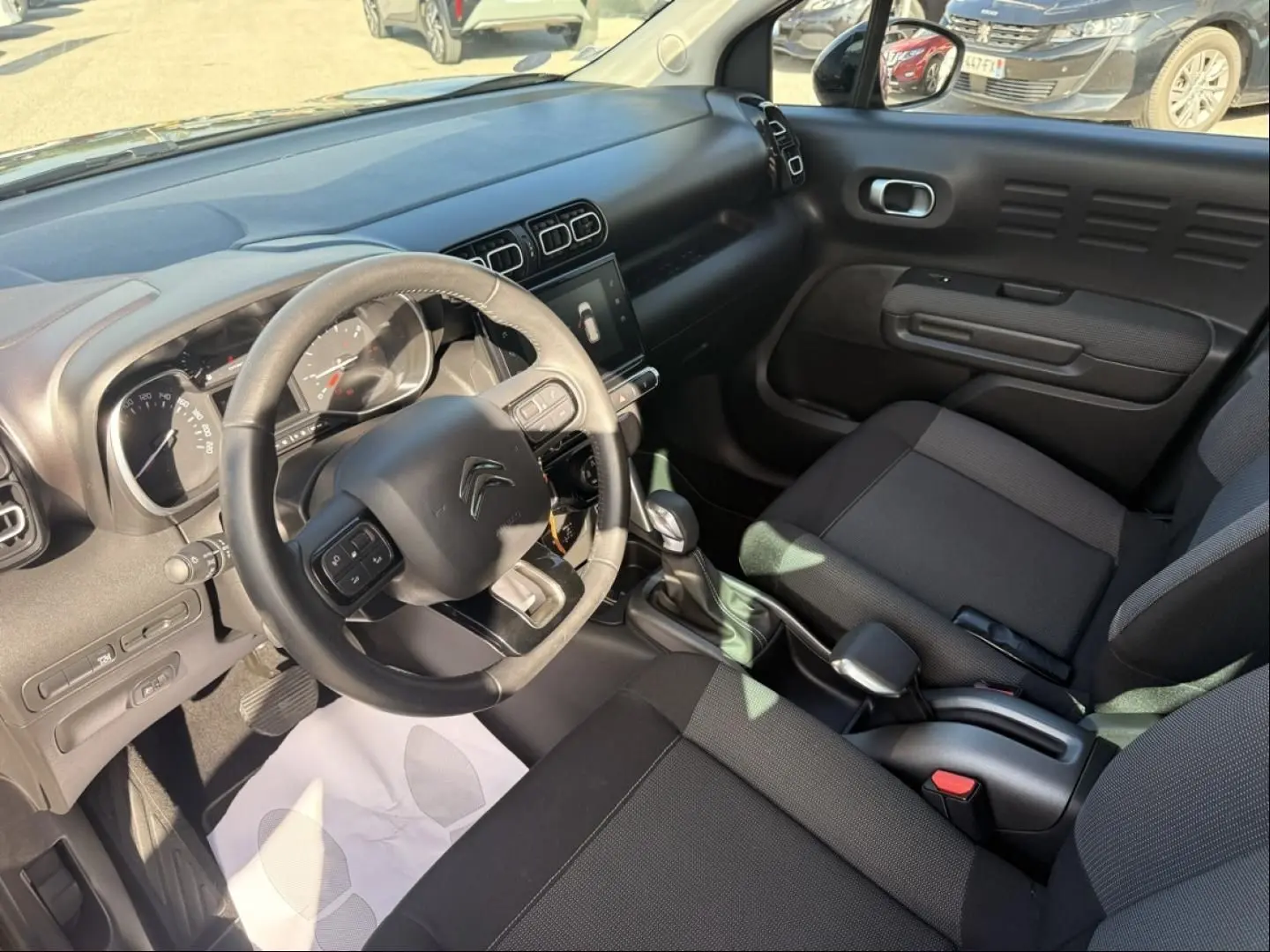 Intérieur du Citroën C3 Aircross 2021 en gris, vue côté conducteur montrant le tableau de bord et la console centrale.