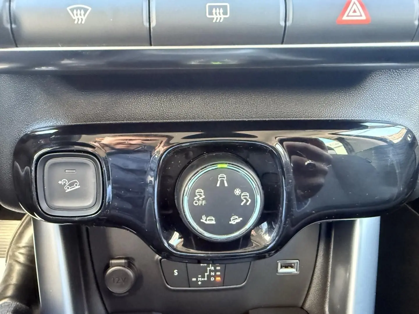 Gros plan sur la commande de modes de conduite du Citroën C3 Aircross gris métal, version PureTech 130 Shine 2021.