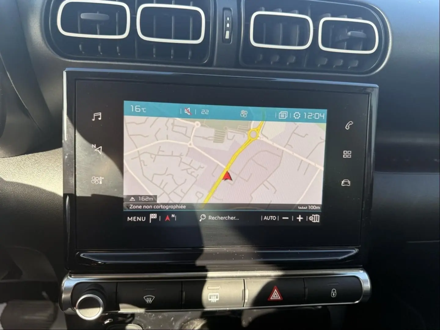 Vue rapprochée de l’écran tactile central et des aérateurs du tableau de bord du Citroën C3 Aircross gris métal 2021.