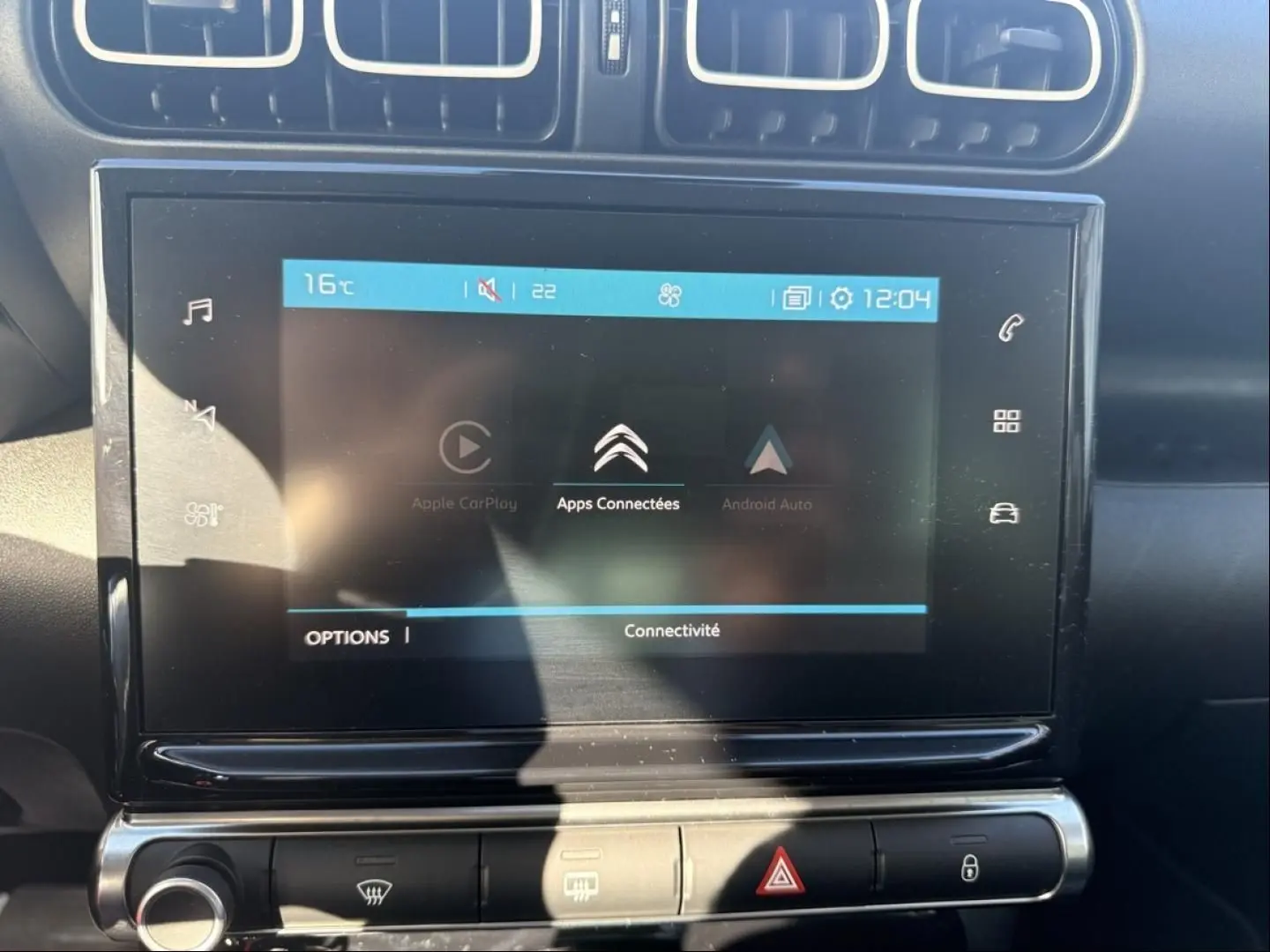 Écran tactile central de la Citroën C3 Aircross 2021 affichant les options Apple CarPlay et Android Auto, avec commandes climatisation.