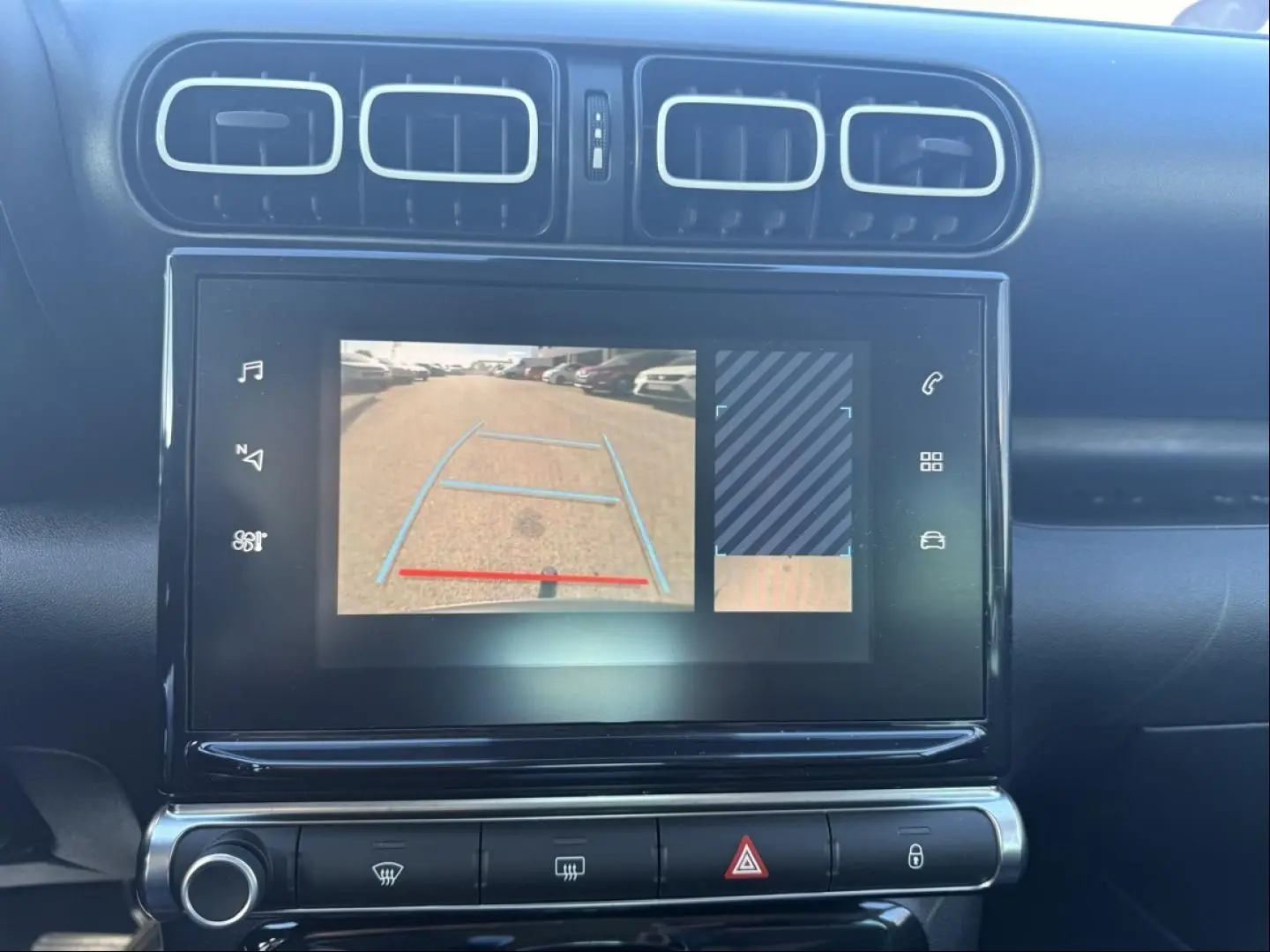 Écran tactile intérieur montrant la caméra de recul du Citroën C3 Aircross gris métal, vue centrale du tableau de bord.