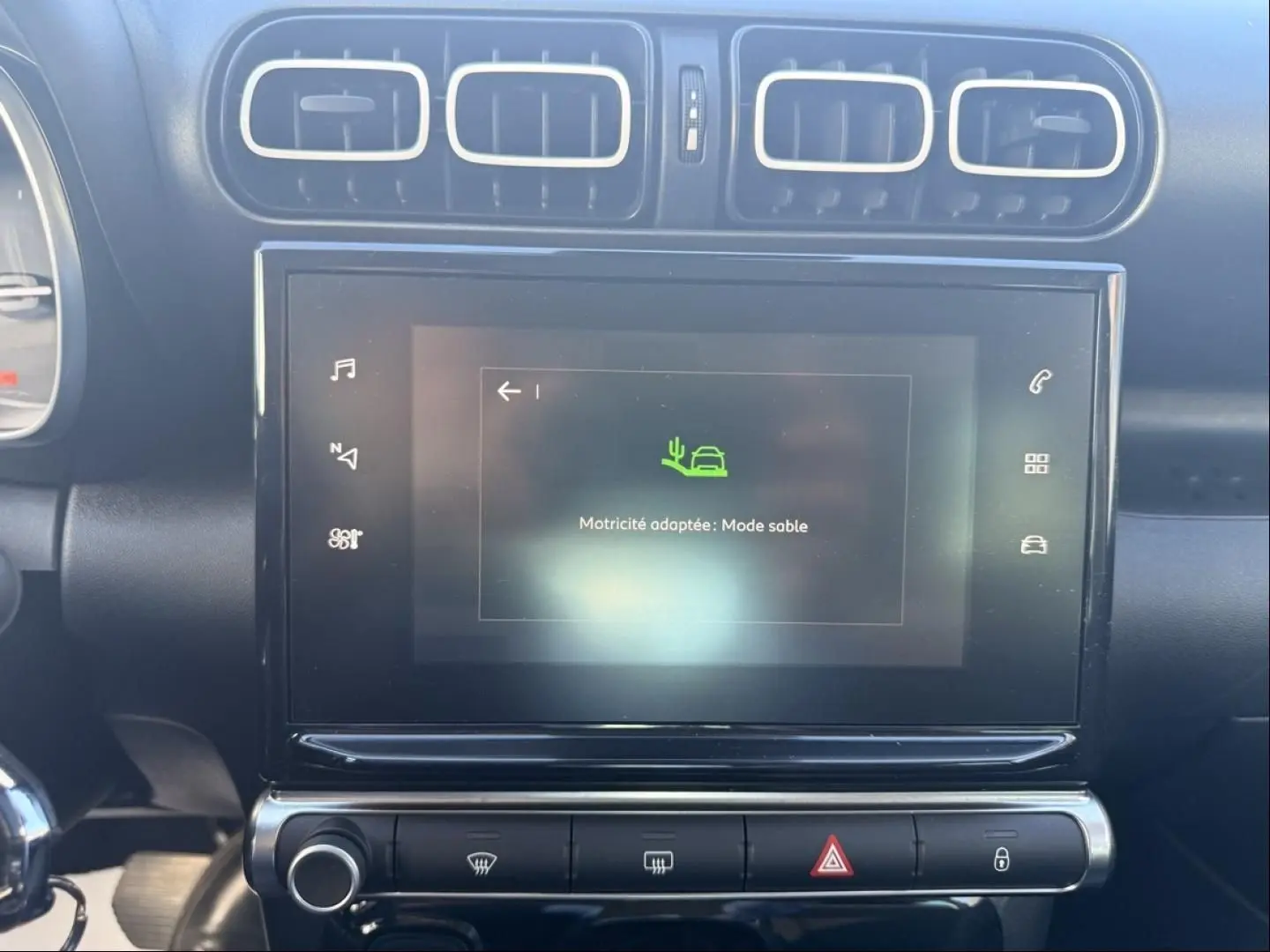 Vue rapprochée de l’écran tactile central et des aérateurs du tableau de bord noir du Citroën C3 Aircross 2021 gris métal.