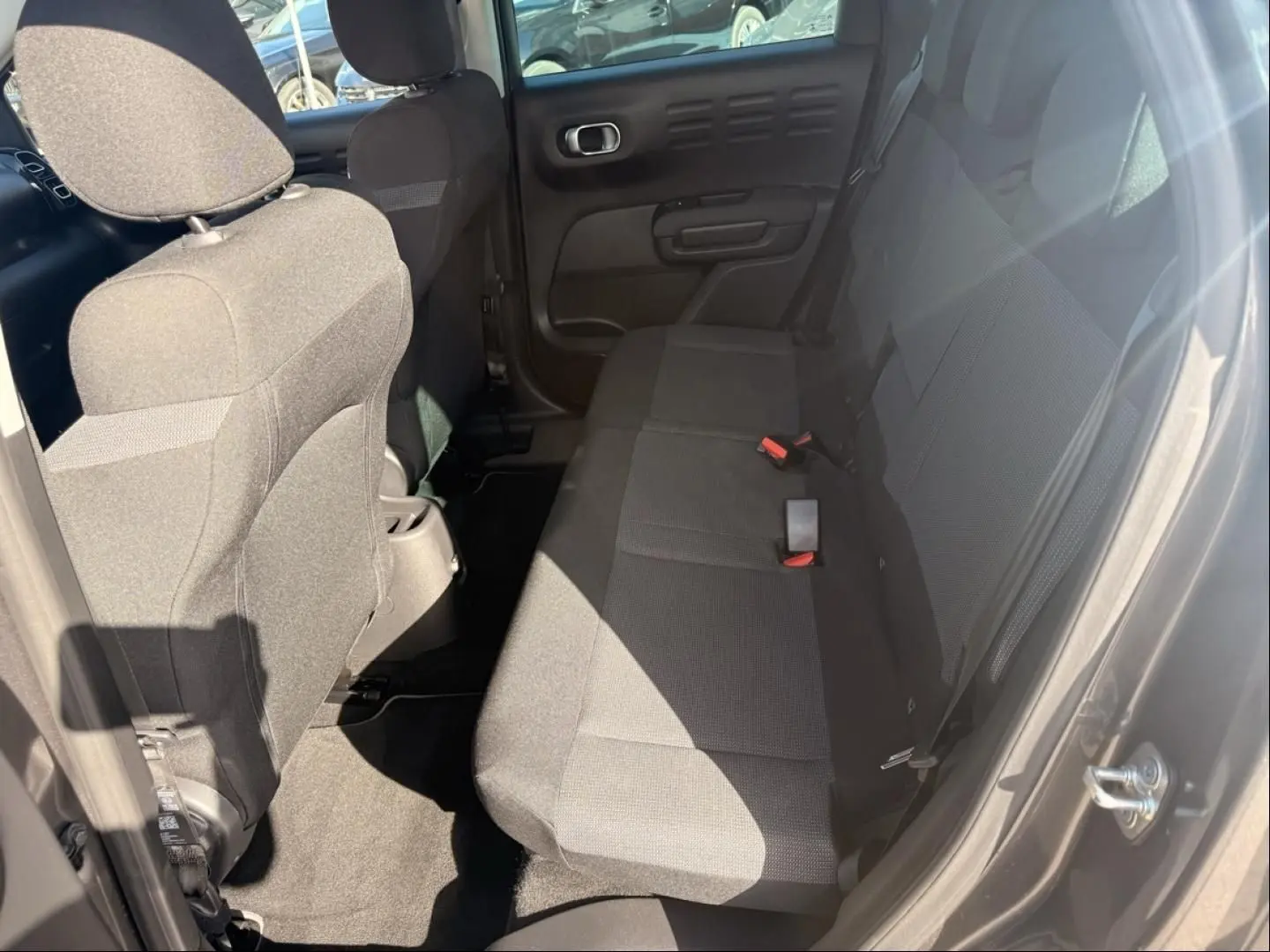 Vue intérieure côté droit montrant la banquette arrière grise du Citroën C3 Aircross PureTech 130 Shine 2021.