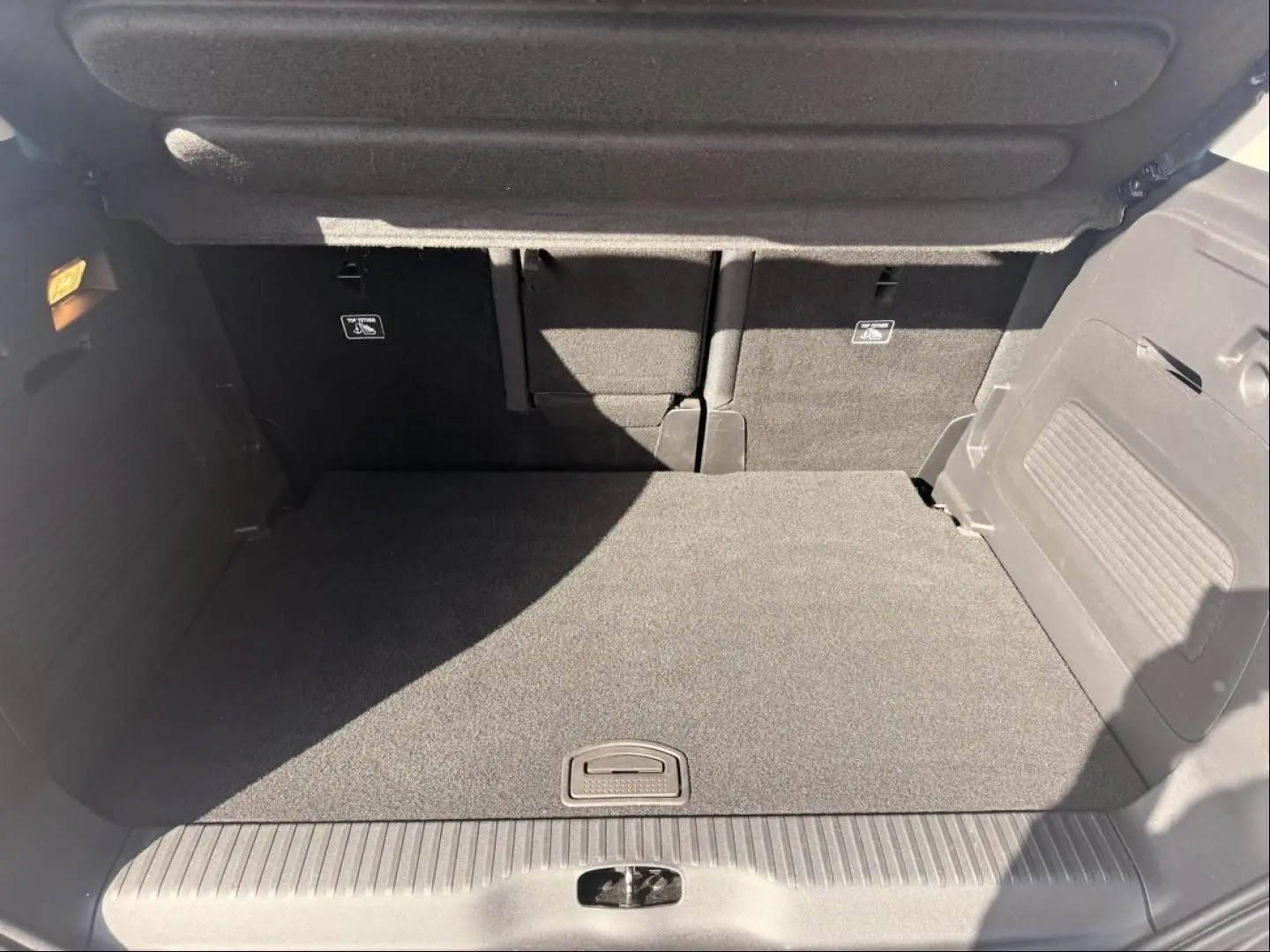 Coffre ouvert vu de l'arrière du Citroën C3 Aircross gris métal 2021, montrant un espace de chargement propre et spacieux.