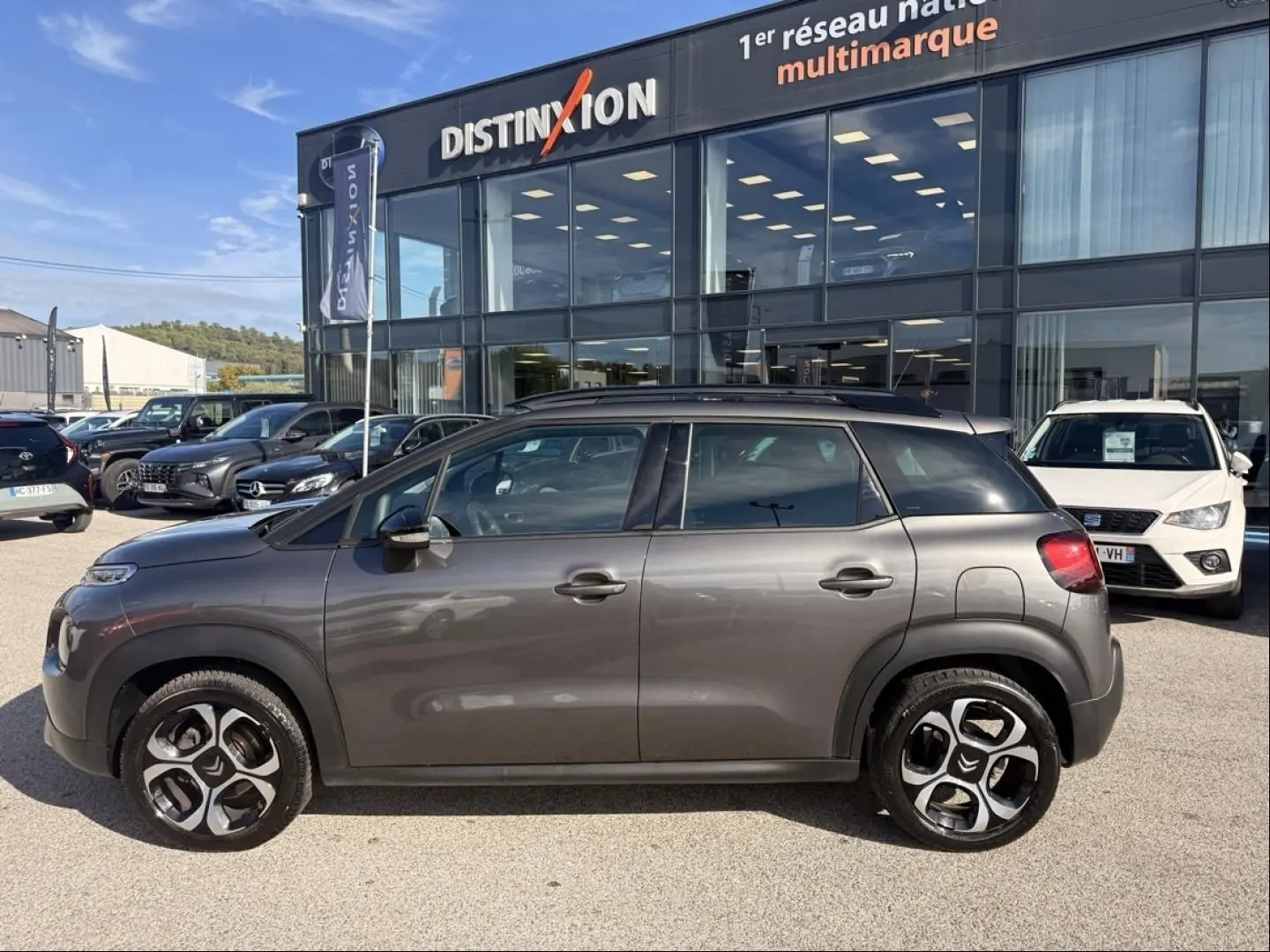 Profil côté gauche du Citroën C3 Aircross gris métal 2021, avec jantes distinctives et toit noir contrasté.