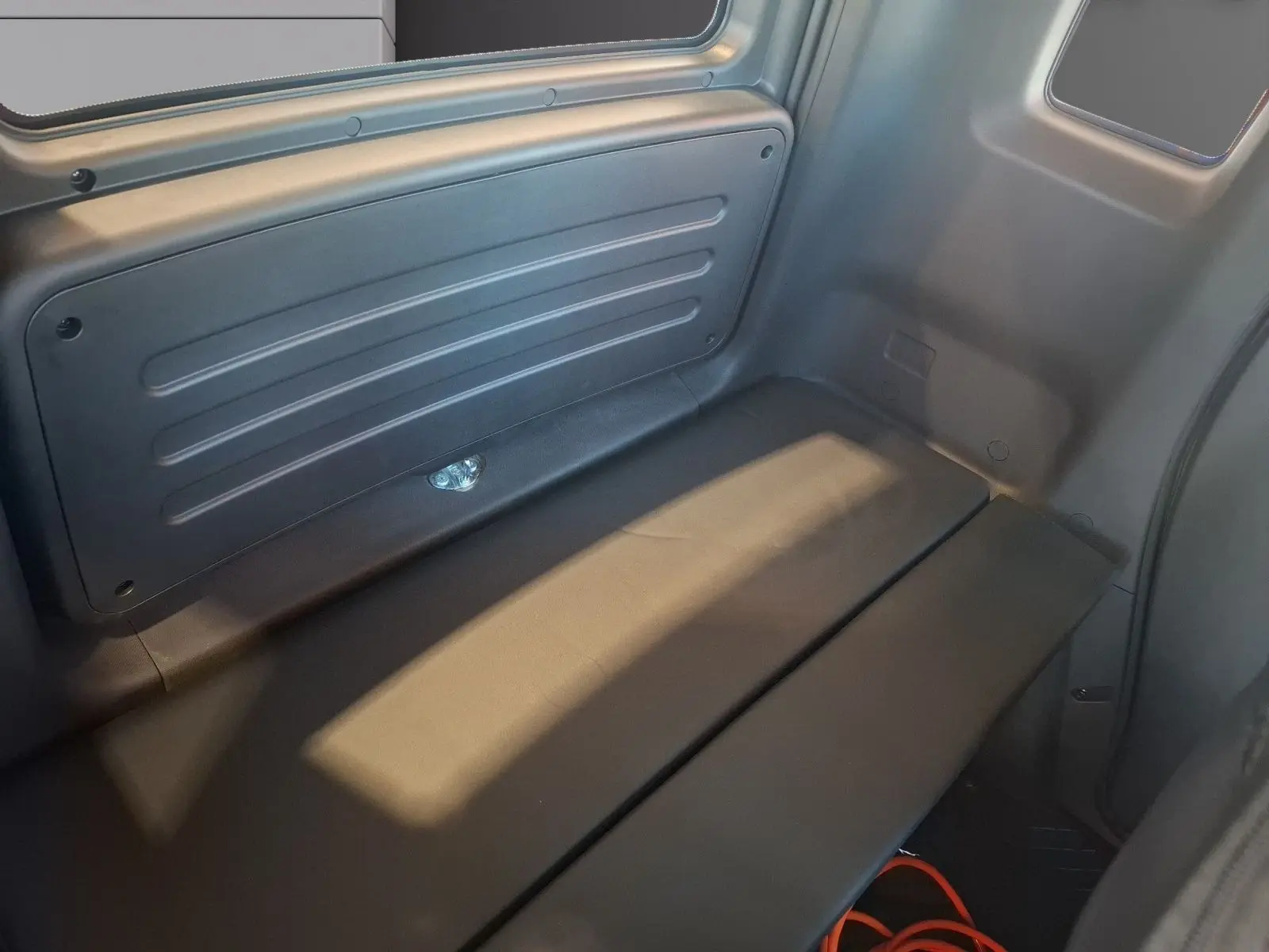 Banquette arrière grise vue de l'intérieur côté droit du SIMPLICI S1 gris perle avec toit noir.