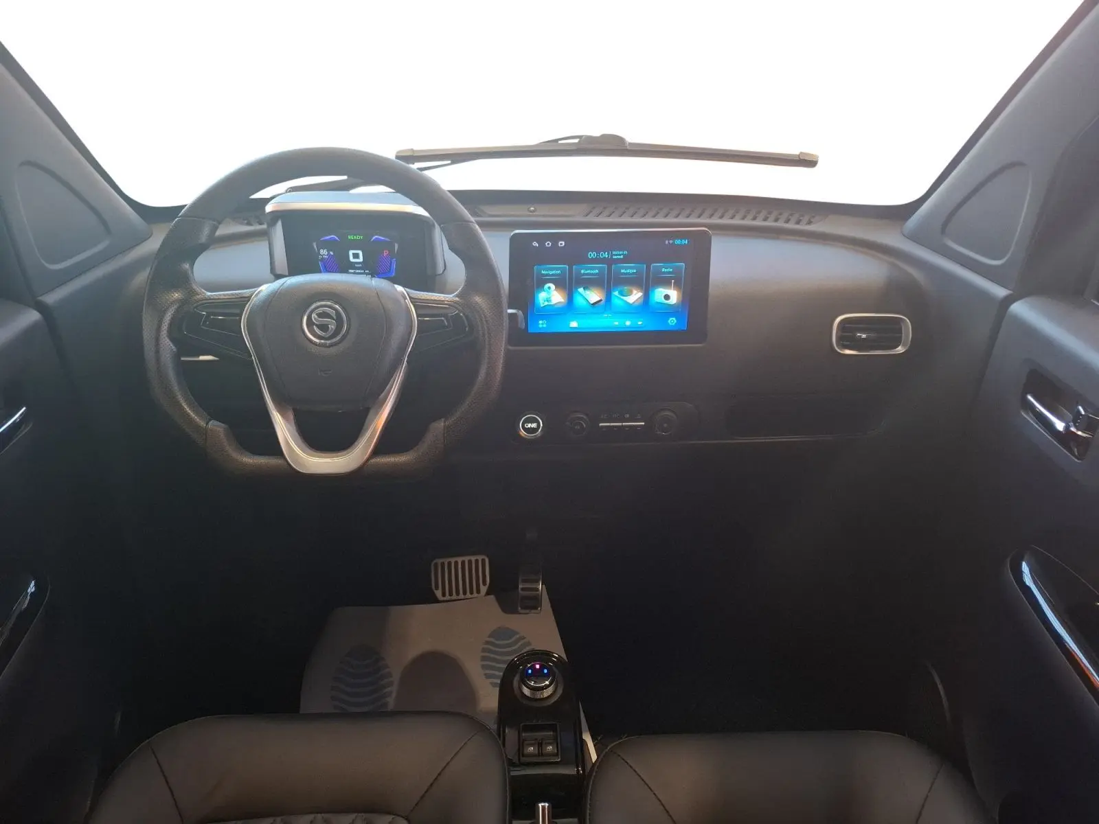 Intérieur de la SIMPLICI S1 2025 vue de face, tableau de bord noir avec écran tactile et volant multifonction.