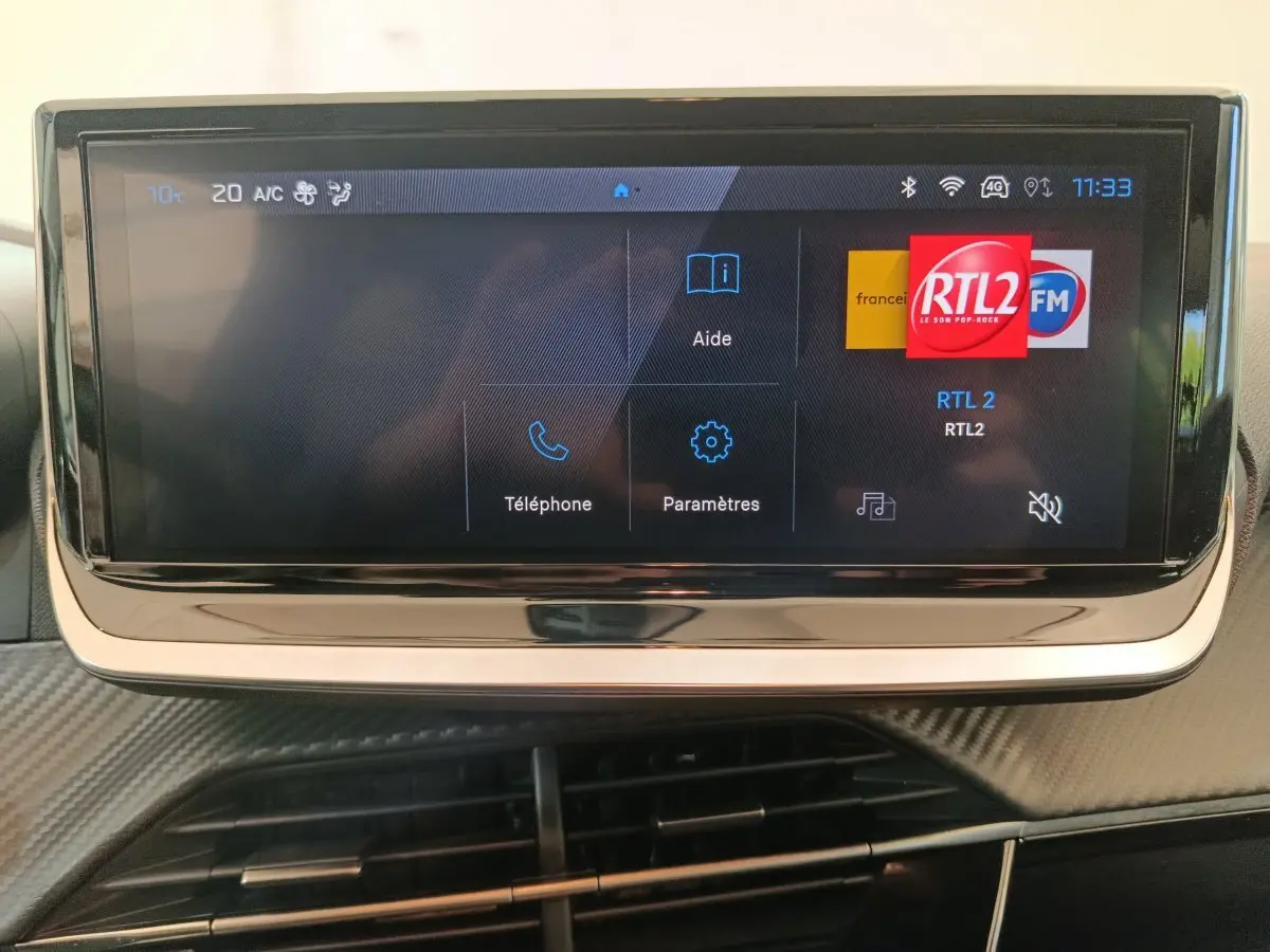 Écran tactile central de la Peugeot 208 PureTech 100 S&S Allure 2025 affichant le menu radio RTL2.