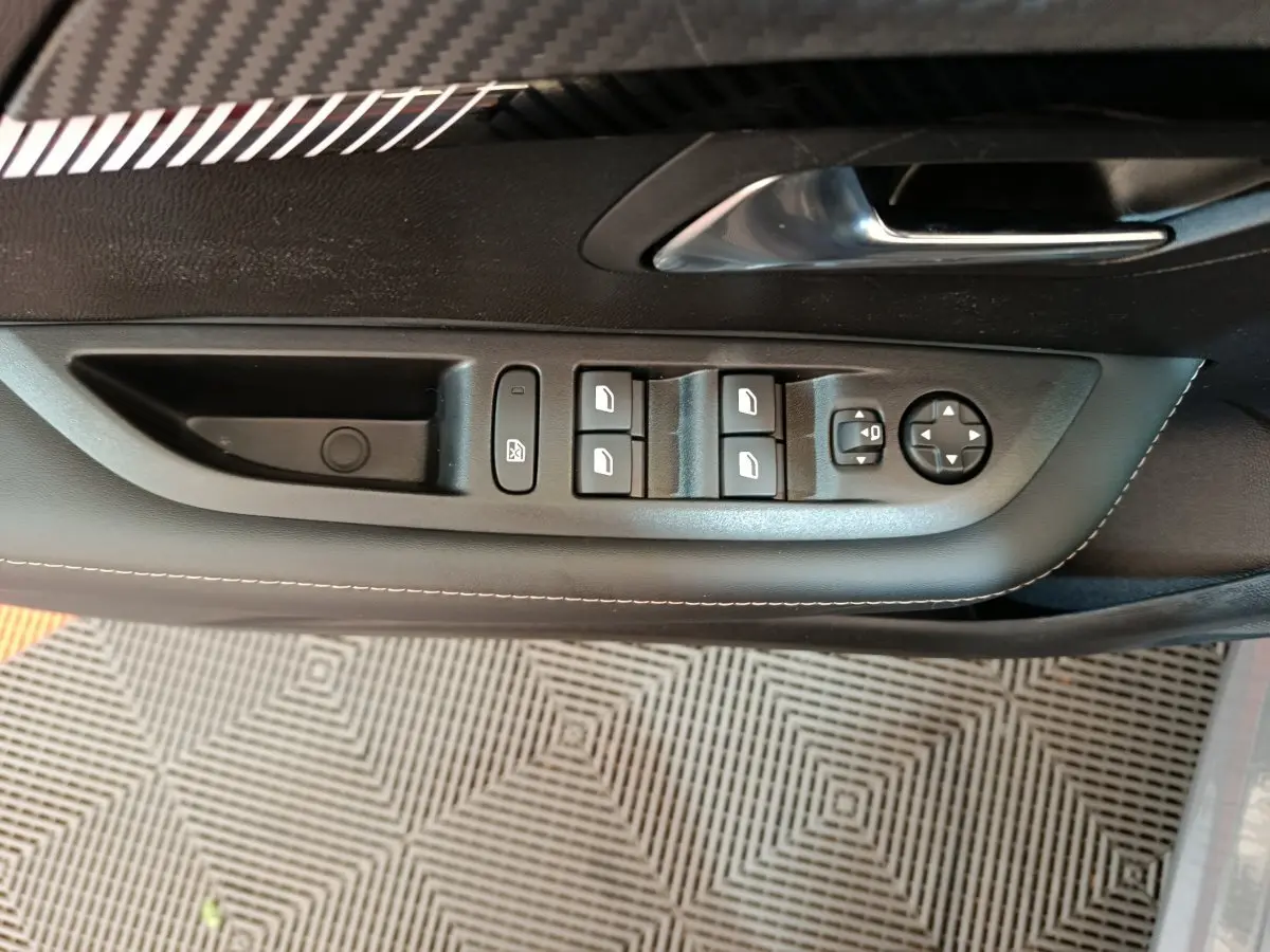 Commande des vitres et réglage des rétroviseurs côté gauche intérieur de la Peugeot 208 PureTech 100 S&S Allure 2025.