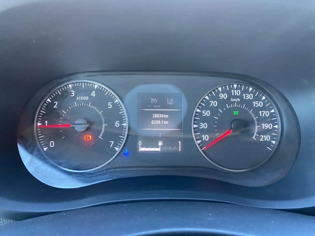 Vue rapprochée du tableau de bord du Nissan Interstar 2022, affichant le compteur de vitesse et le compte-tours.