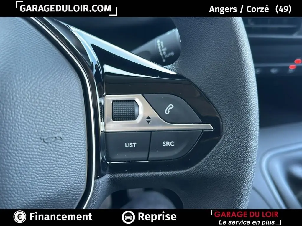 Gros plan sur les commandes gauche du volant noir du Peugeot Rifter 2024, avec boutons LIST, SRC et téléphone.