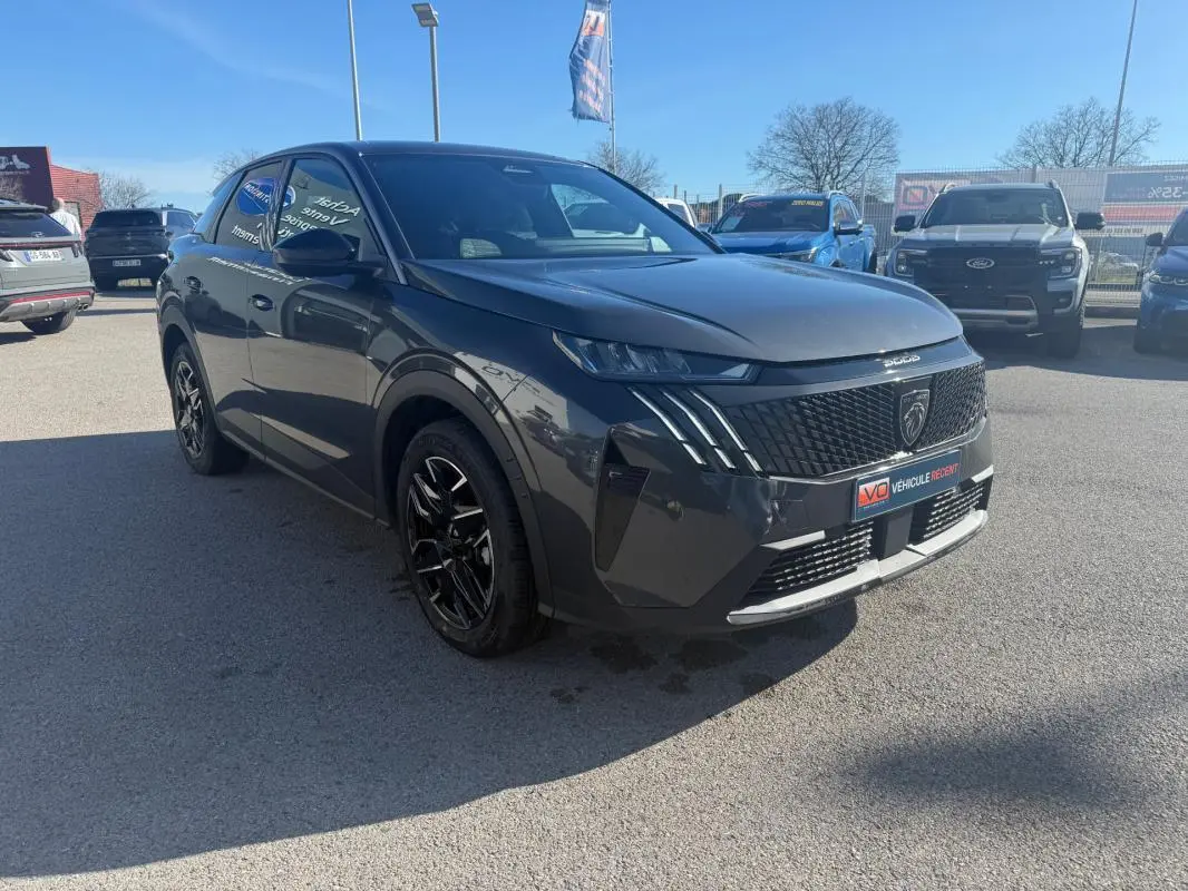 Peugeot 3008 Hybrid gris en 3/4 avant droit, avec calandre noire et jantes alliage noires 19 pouces.