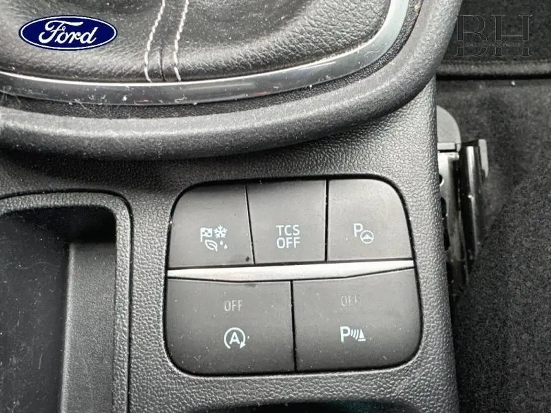 Vue rapprochée des commandes noires au centre de la console d’une Ford Puma 2023, finition Titanium Business.